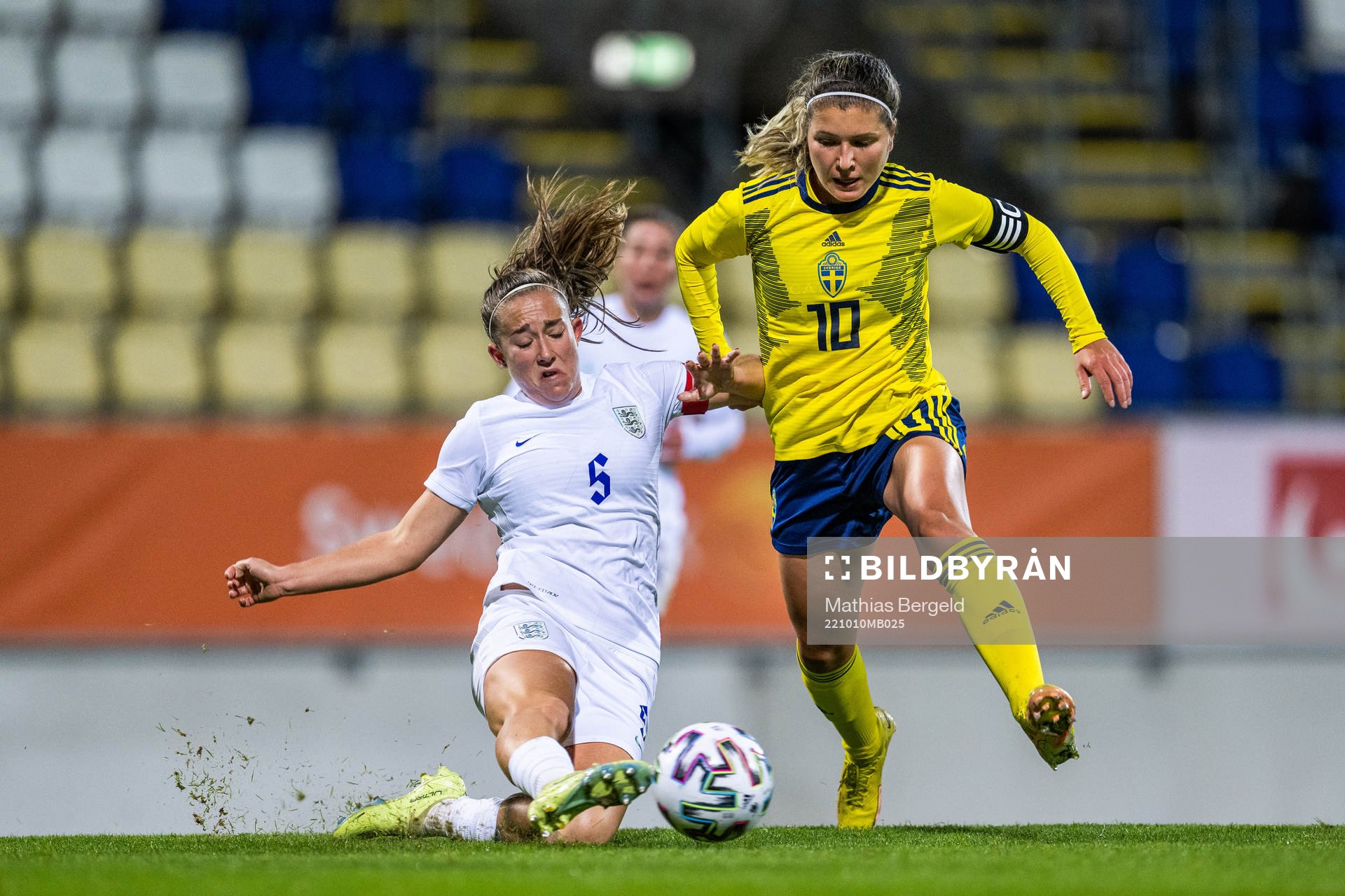 Maya Le Tisssier of England and Loreta Kullashi of Sweden