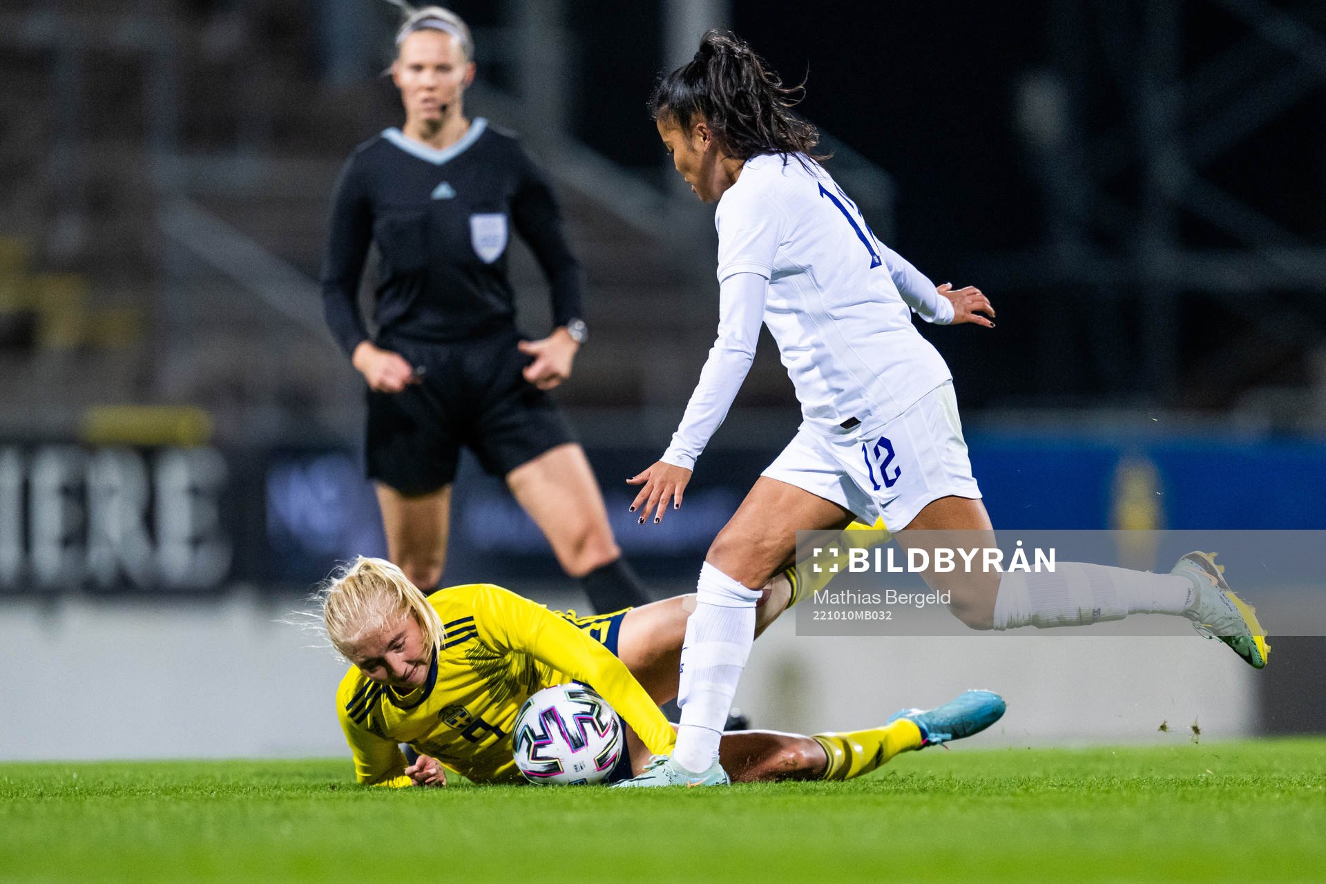 Stinalisa Johansson of Sweden and Asmita Ale of England