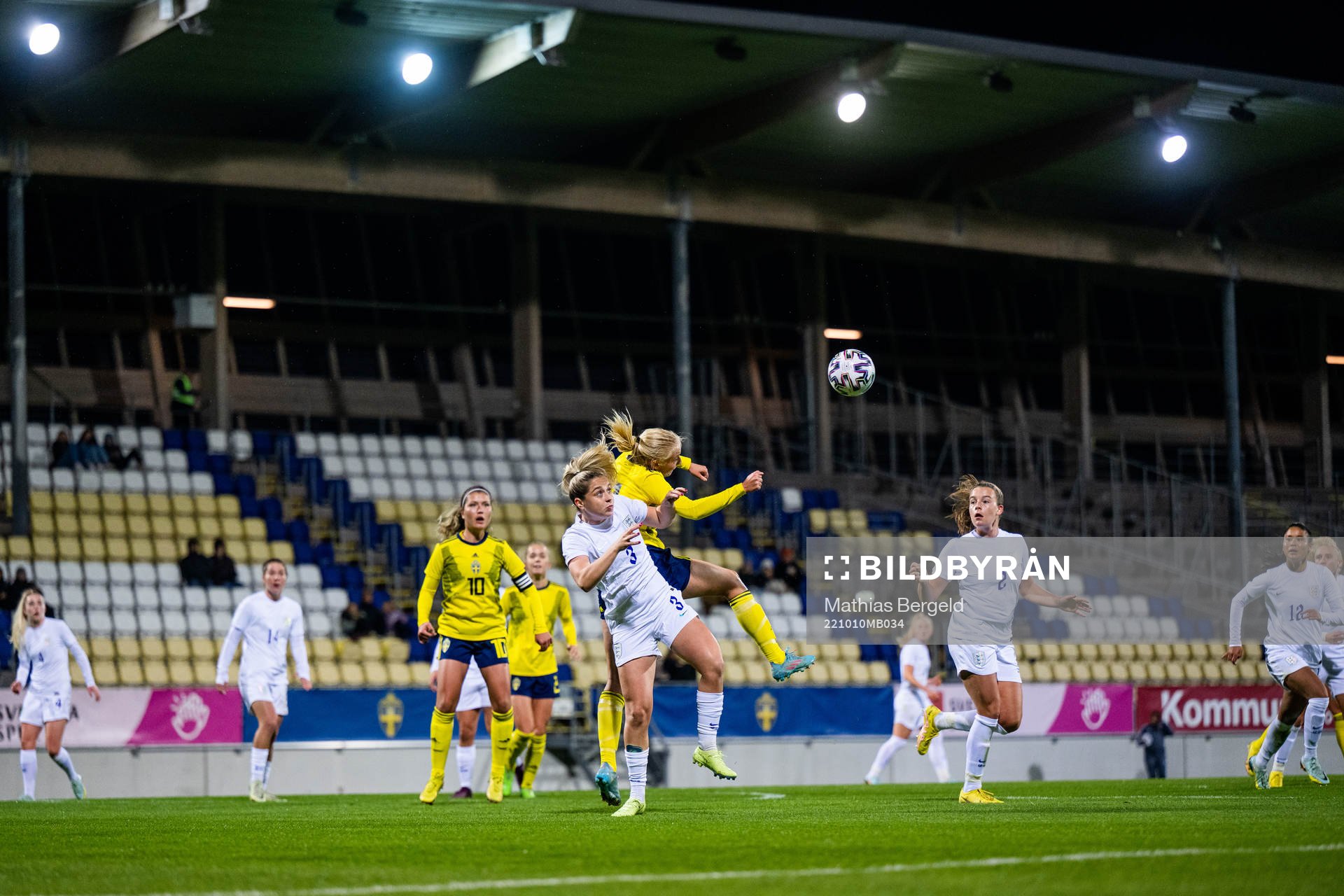 Poppy Pattinson of England and Stinalisa Johansson of Sweden