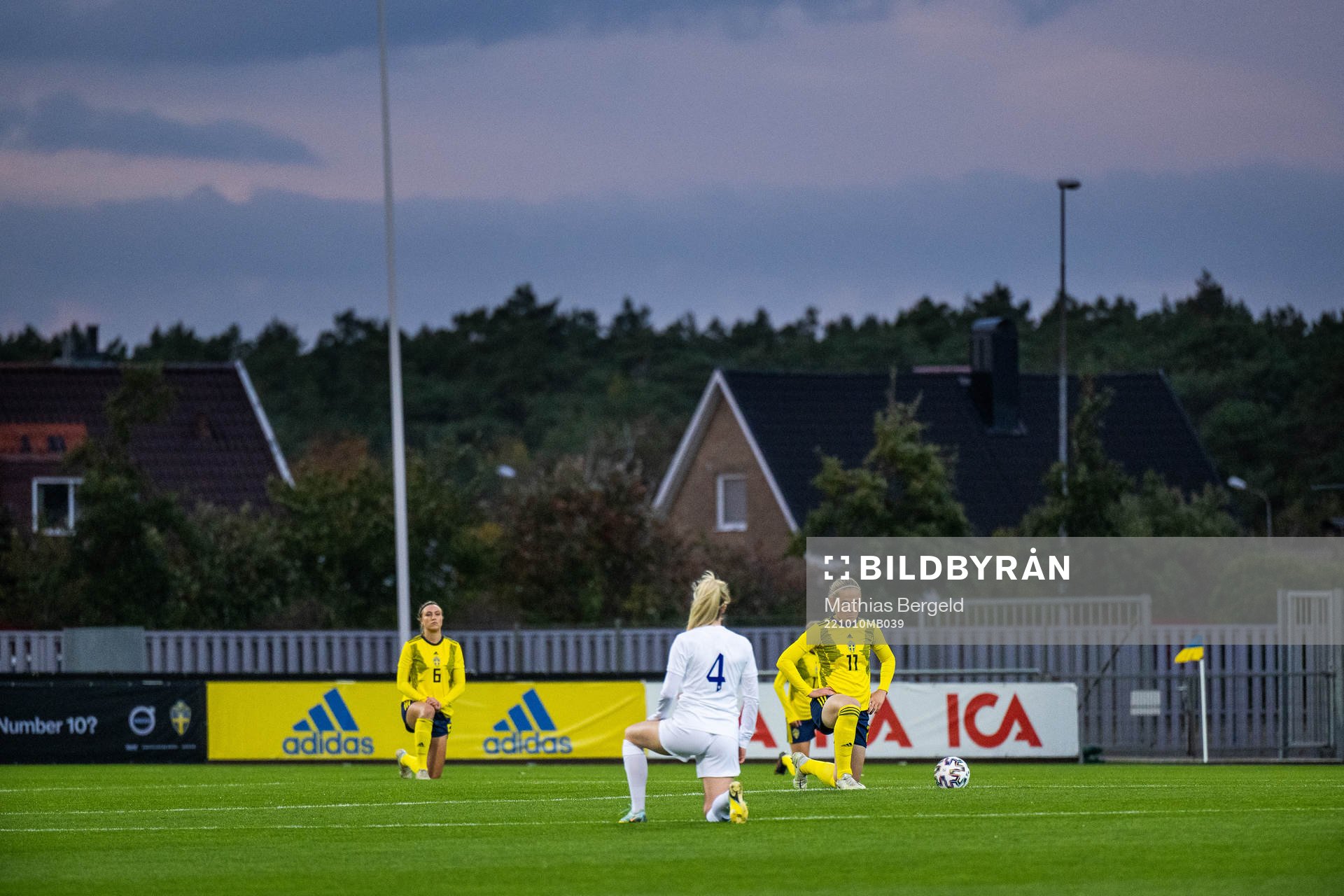 Freja Olofsson and Paulina Nyström of Sweden kneel