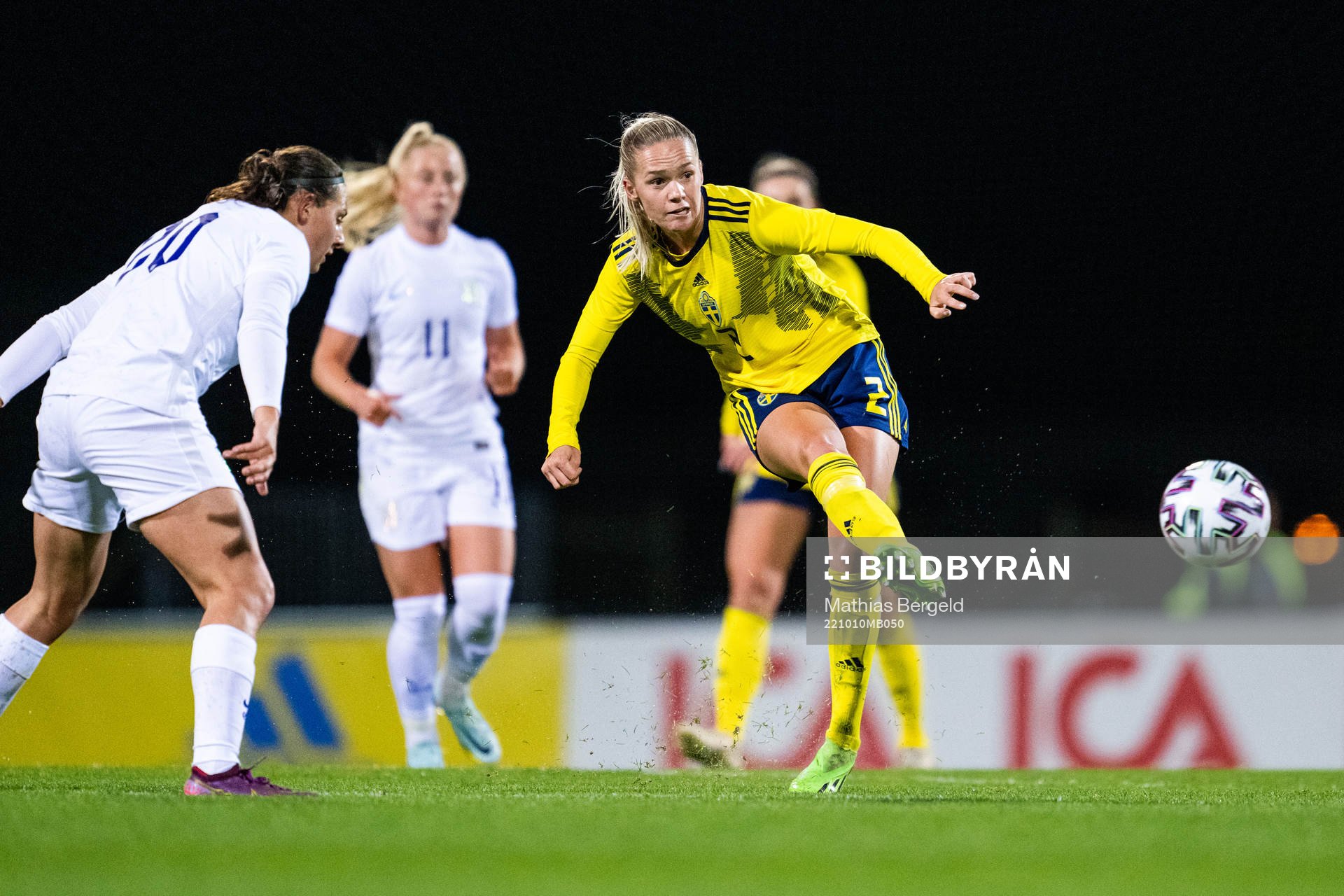 Mel Filis of England and Hanna Lundkvist of Sweden