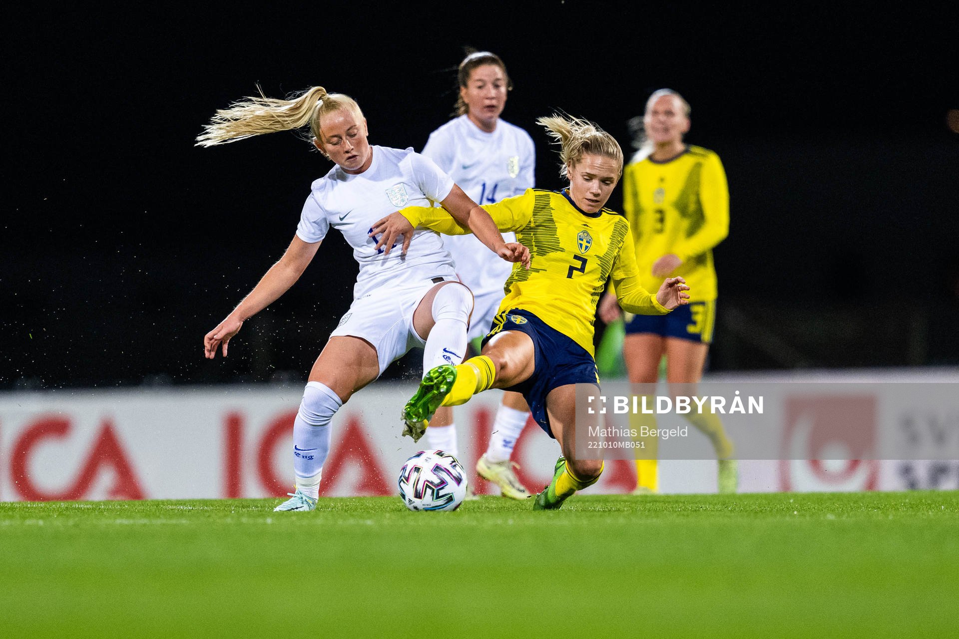 Freya Gregory of England and Hanna Lundkvist of Sweden
