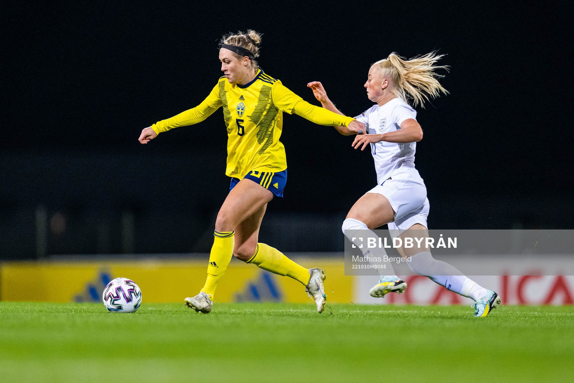 Freja Olofsson of Sweden and Freya Gregory of England
