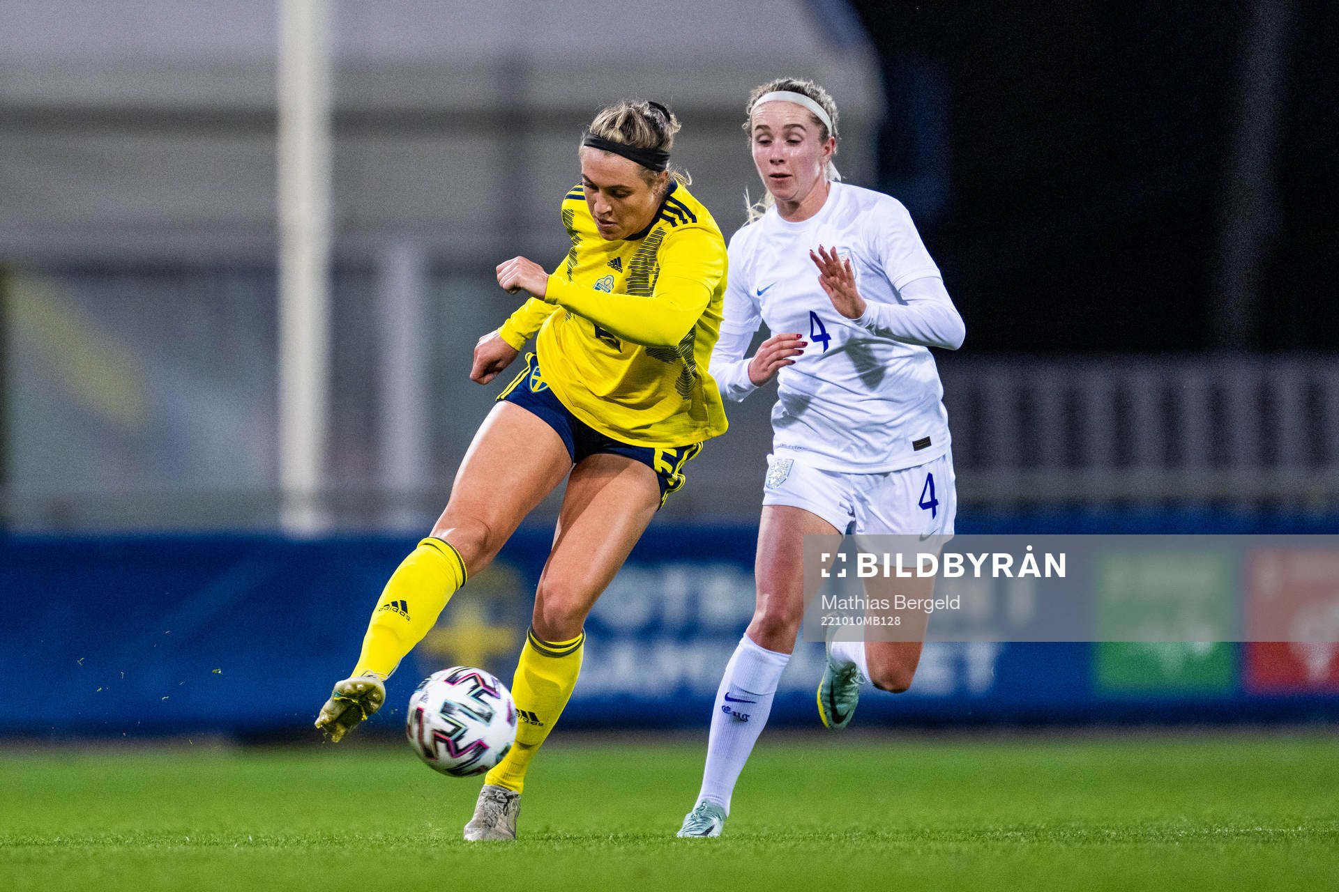 Freja Olofsson of Sweden and Missy Bo Kearns of England during the international friendly U23 football match between Sweden and England on October 10, 2022 in Falkenberg.