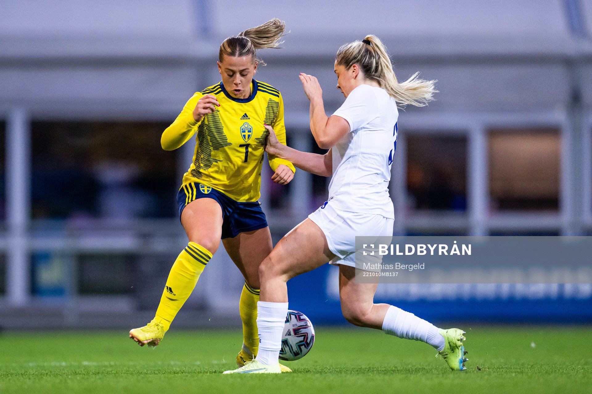 Cornelia Kapocs of Sweden and Poppy Pattinson of England