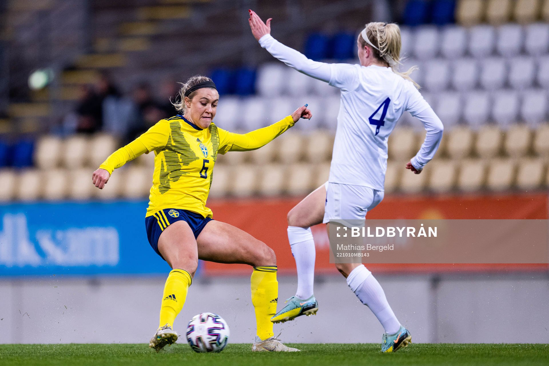 Freja Olofsson of Sweden and Missy Bo Kearns of England