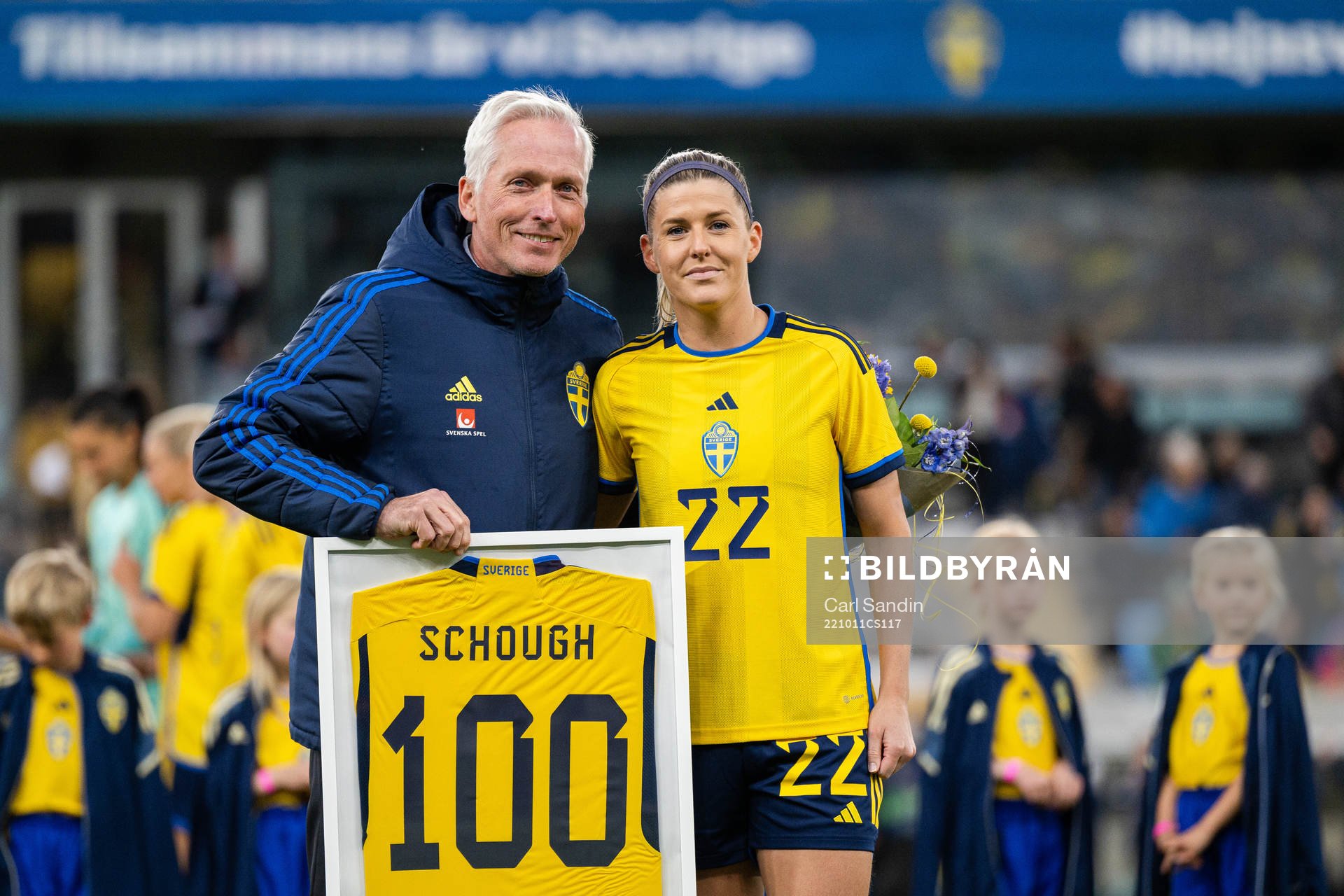 Olivia Schough of Sweden with Håkan Sjöstrand, general