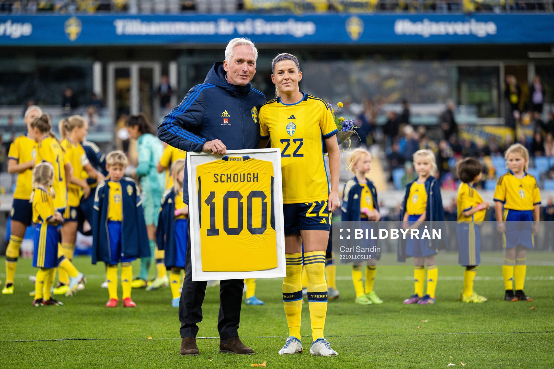 Olivia Schough of Sweden with Håkan Sjöstrand, general