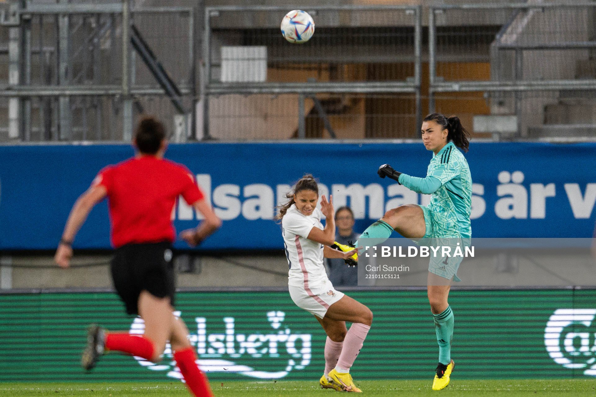 Delphine Cascarino of France and goalkeeper Zecira Musovic