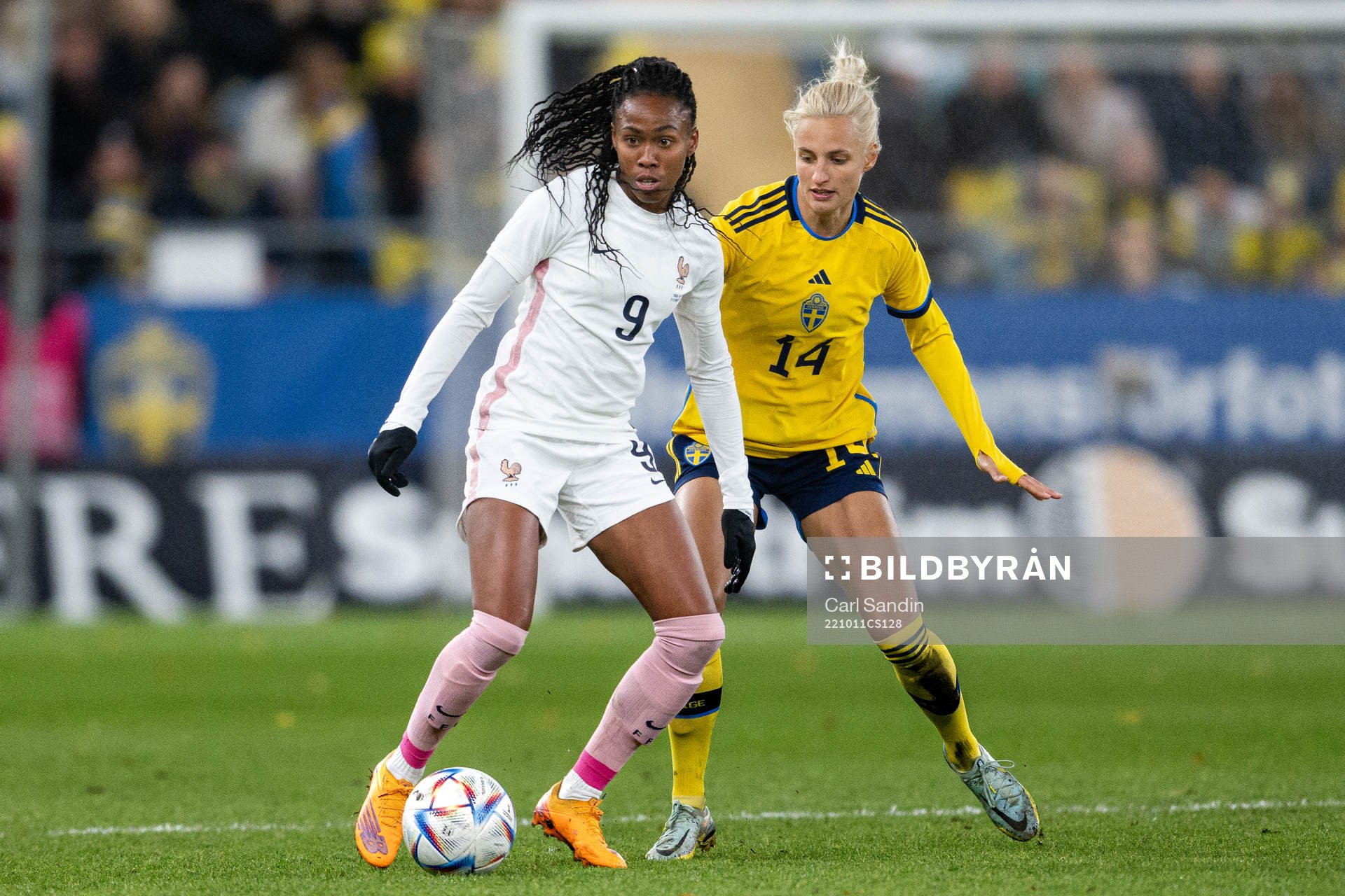 Lindsey Thomas of France and Nathalie Björn of Sweden