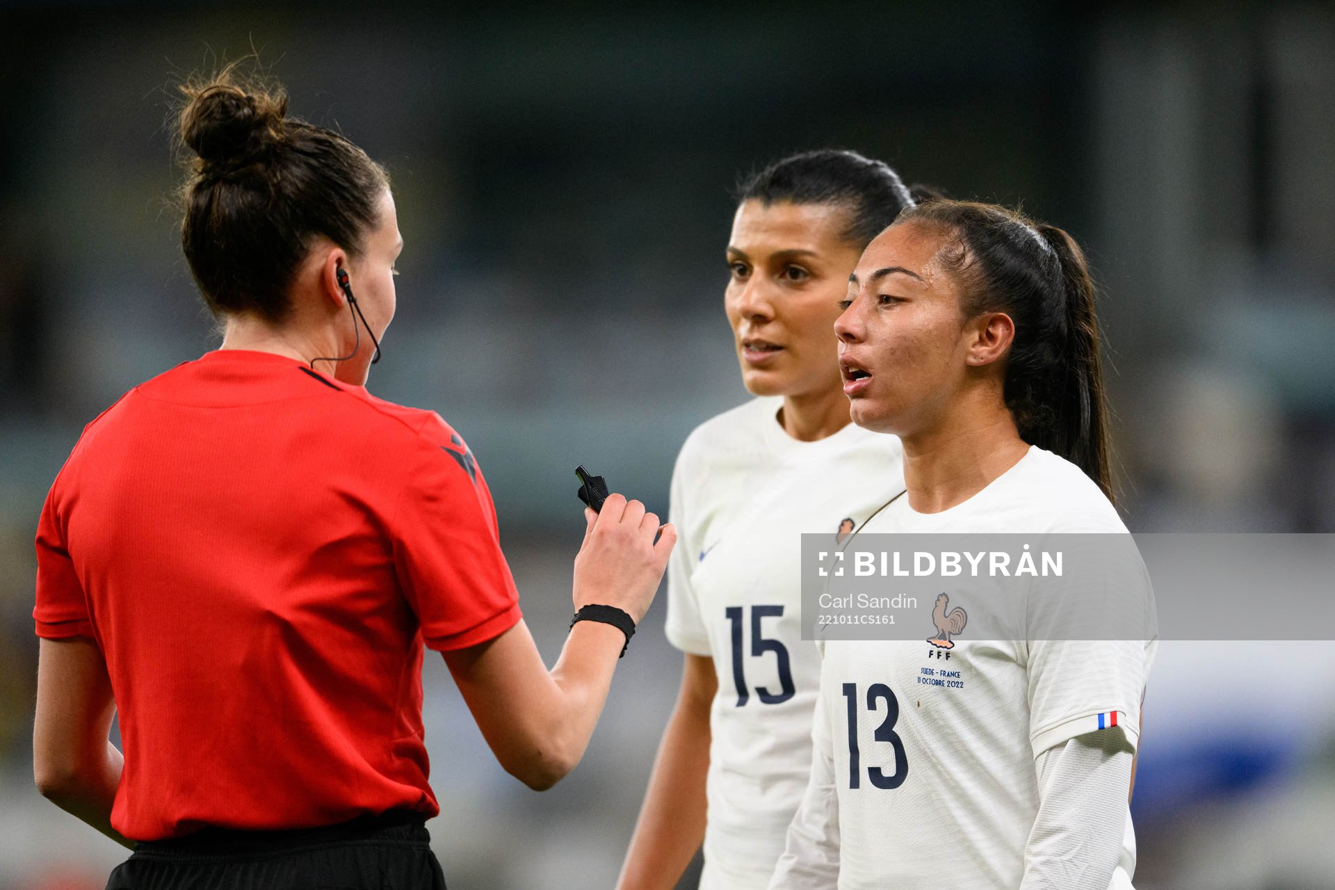 Referee Olatz Rivera Olmedo talks to Kenza Dali and Selma