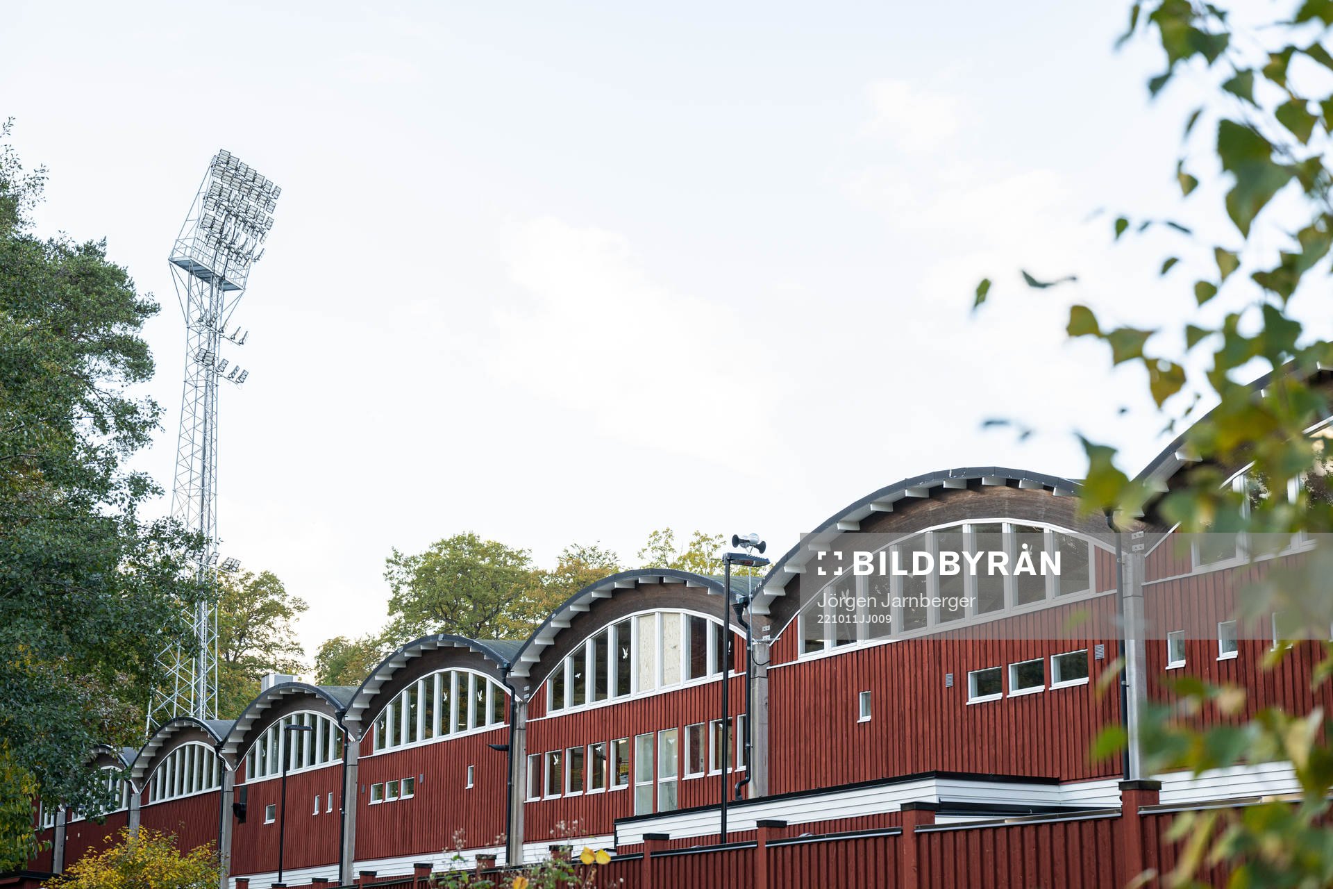 Läktare och belysningsmast utifrån på Stadsparksvallen