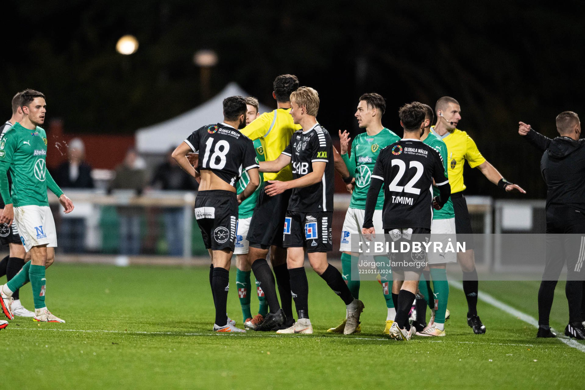 Irriterat mellan spelare under fotbollsmatchen i Superettan mellan Jönköpings Södra och Brage den 11 oktober 2022 i Jönköping. 