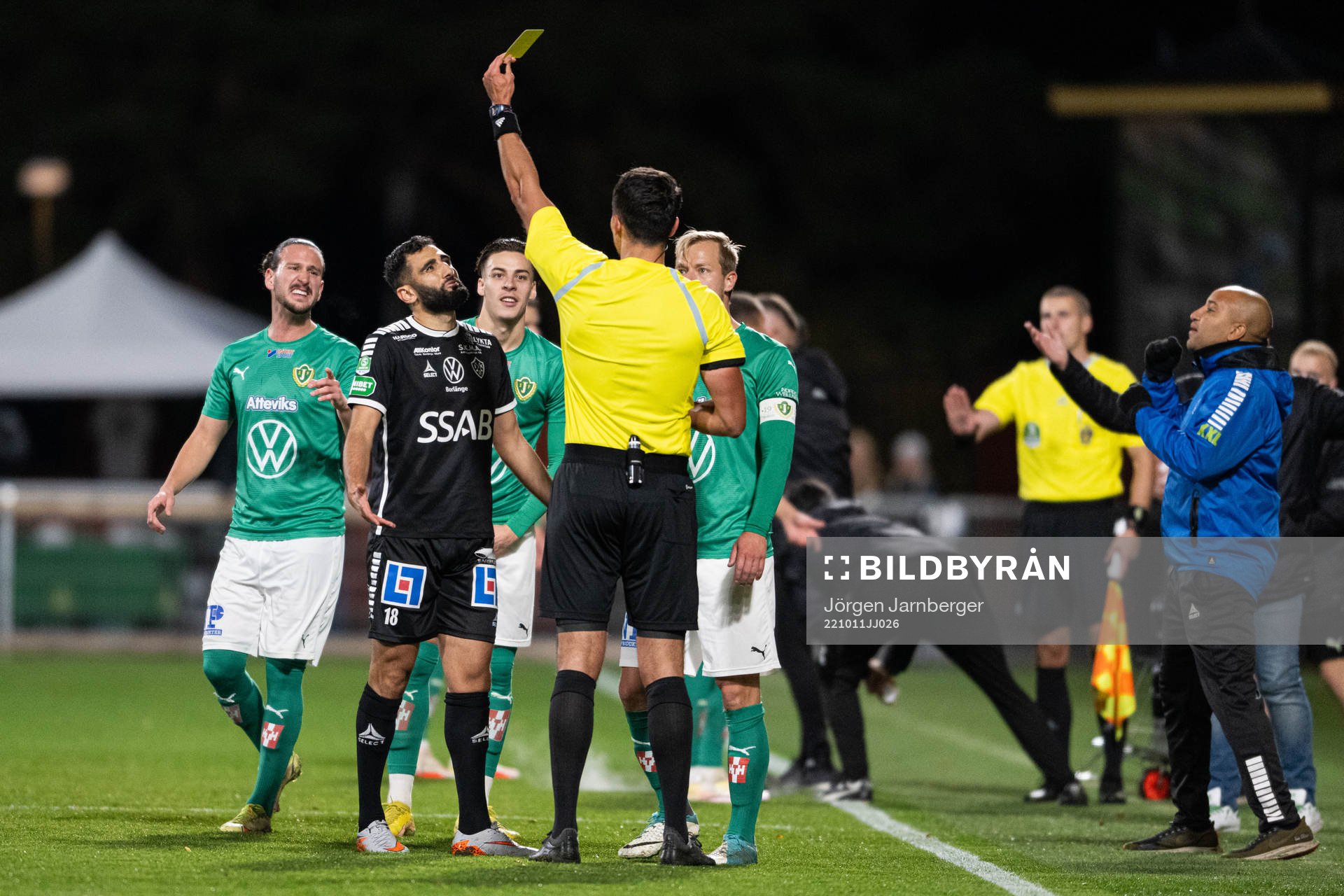 Brages Ferhad Ayaz tilldelas gult kort av domare Adi
