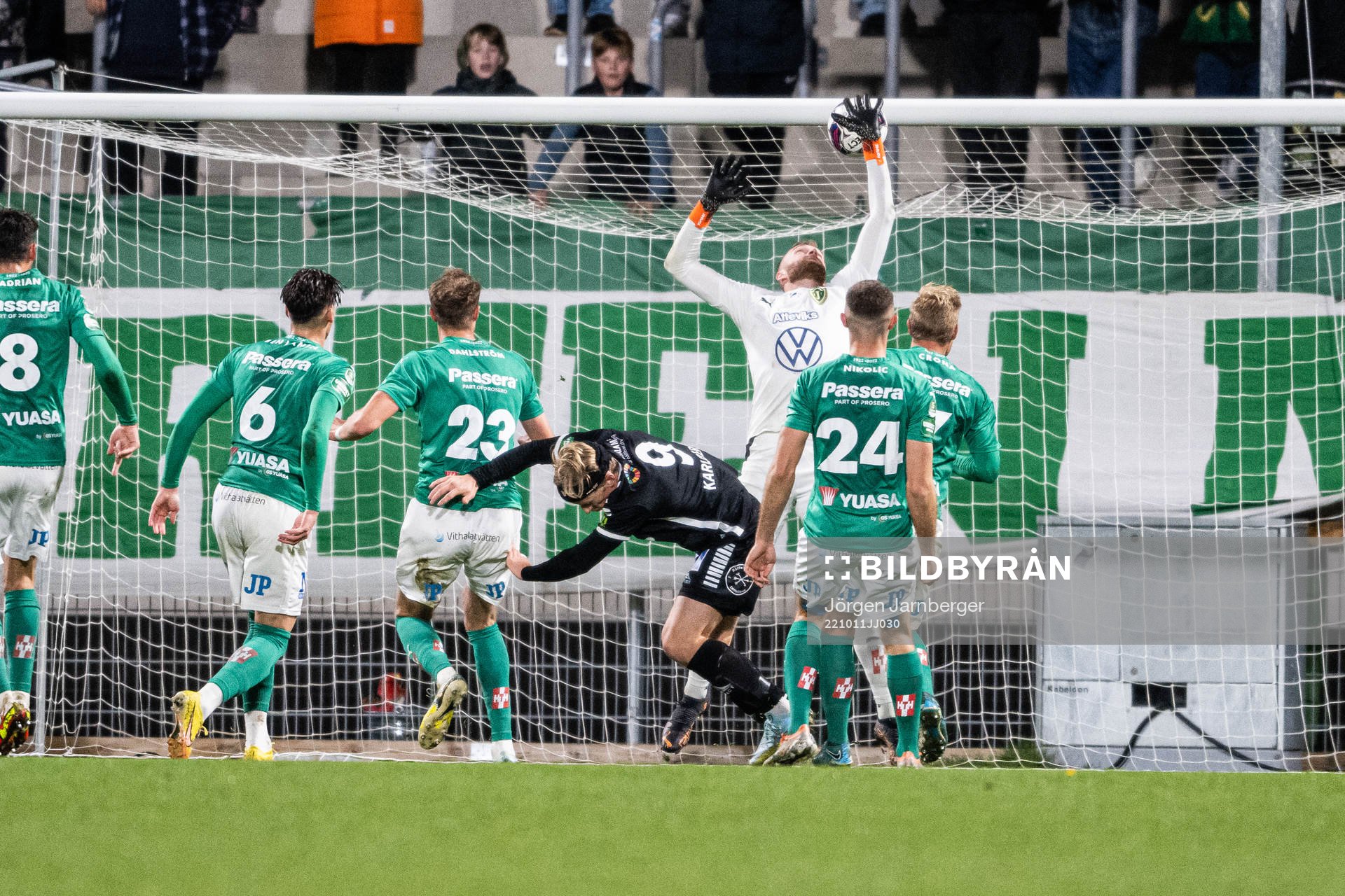 Brages kvitterar till 1-1 via självmål under fotbollsmatchen i Superettan mellan Jönköpings Södra och Brage den 11 oktober 2022 i Jönköping.