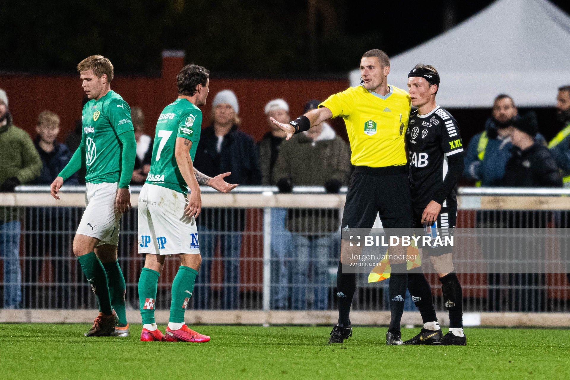 Irriterat mellan Jönköpings Södras Adrian Edqvist och Brages Filip Sjöberg dörr assisterande domare Mirza Rovcanin går emellan under fotbollsmatchen i Superettan mellan Jönköpings Södra och Brage den 11 oktober 2022 i Jönköping.