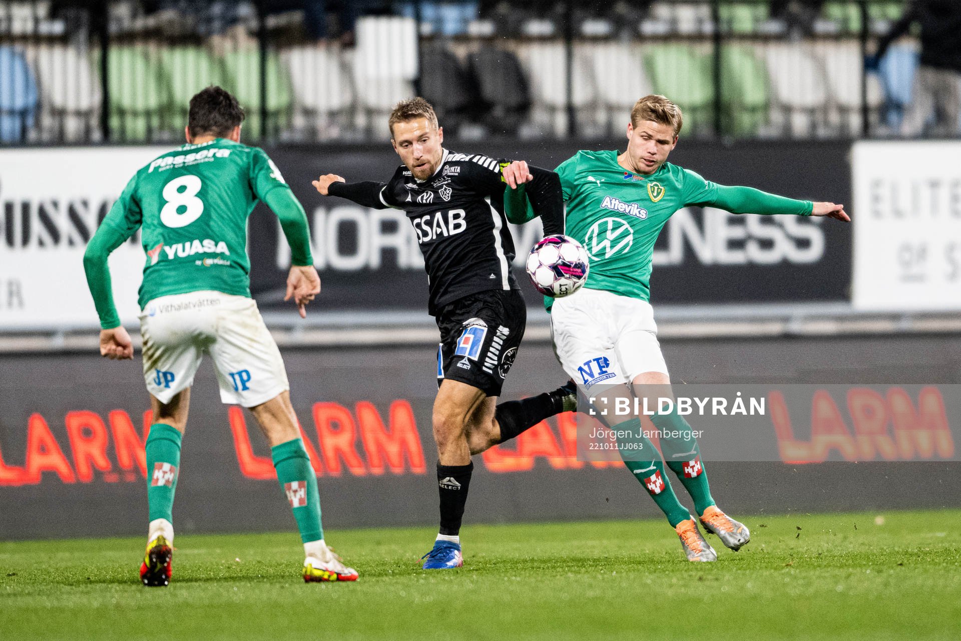 Brages Jacob Stensson och Jönköpings Södras Anton Thorsson under fotbollsmatchen i Superettan mellan Jönköpings Södra och Brage den 11 oktober 2022 i Jönköping.