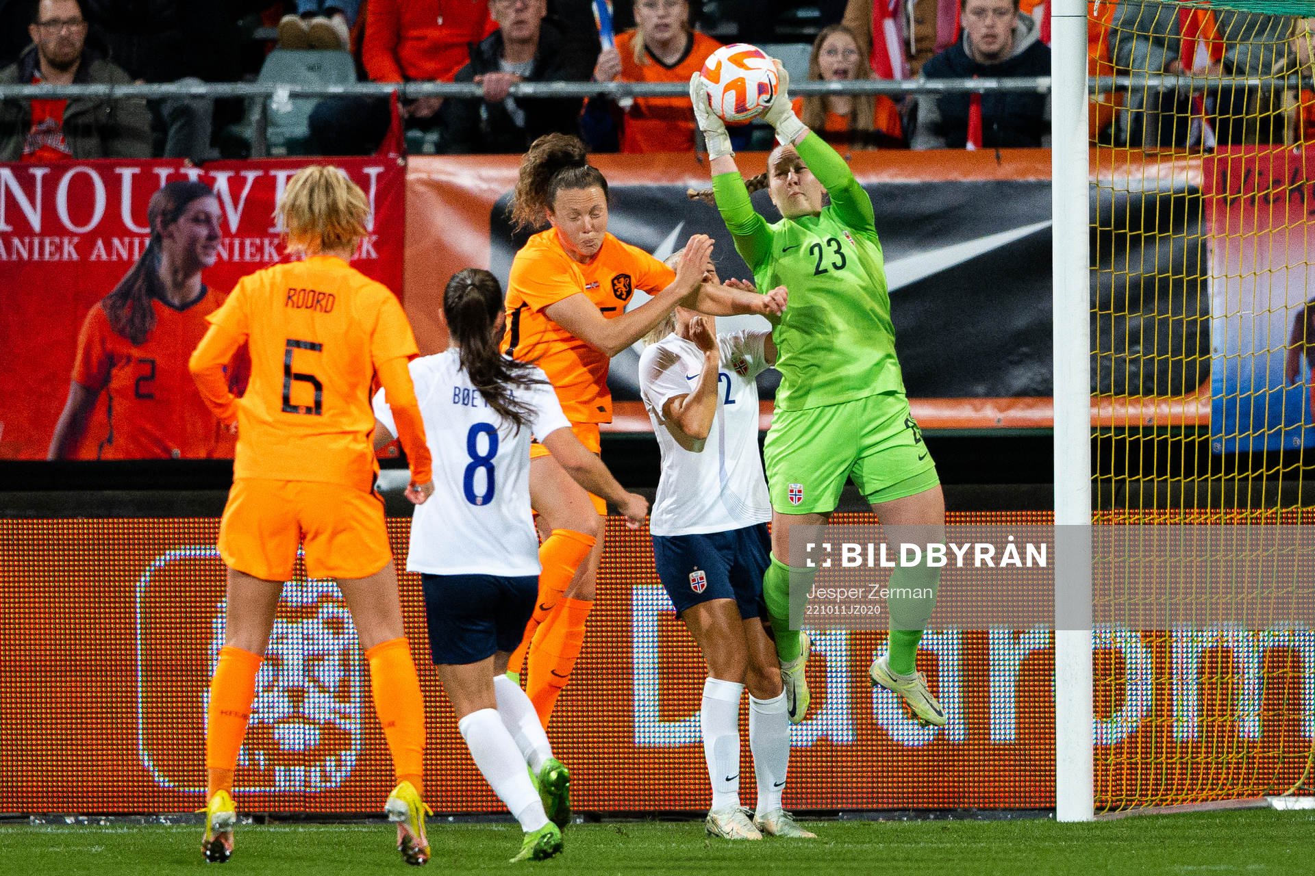 Fenna Kalma of Netherlands and goalkeeper Aurora Mikalsen