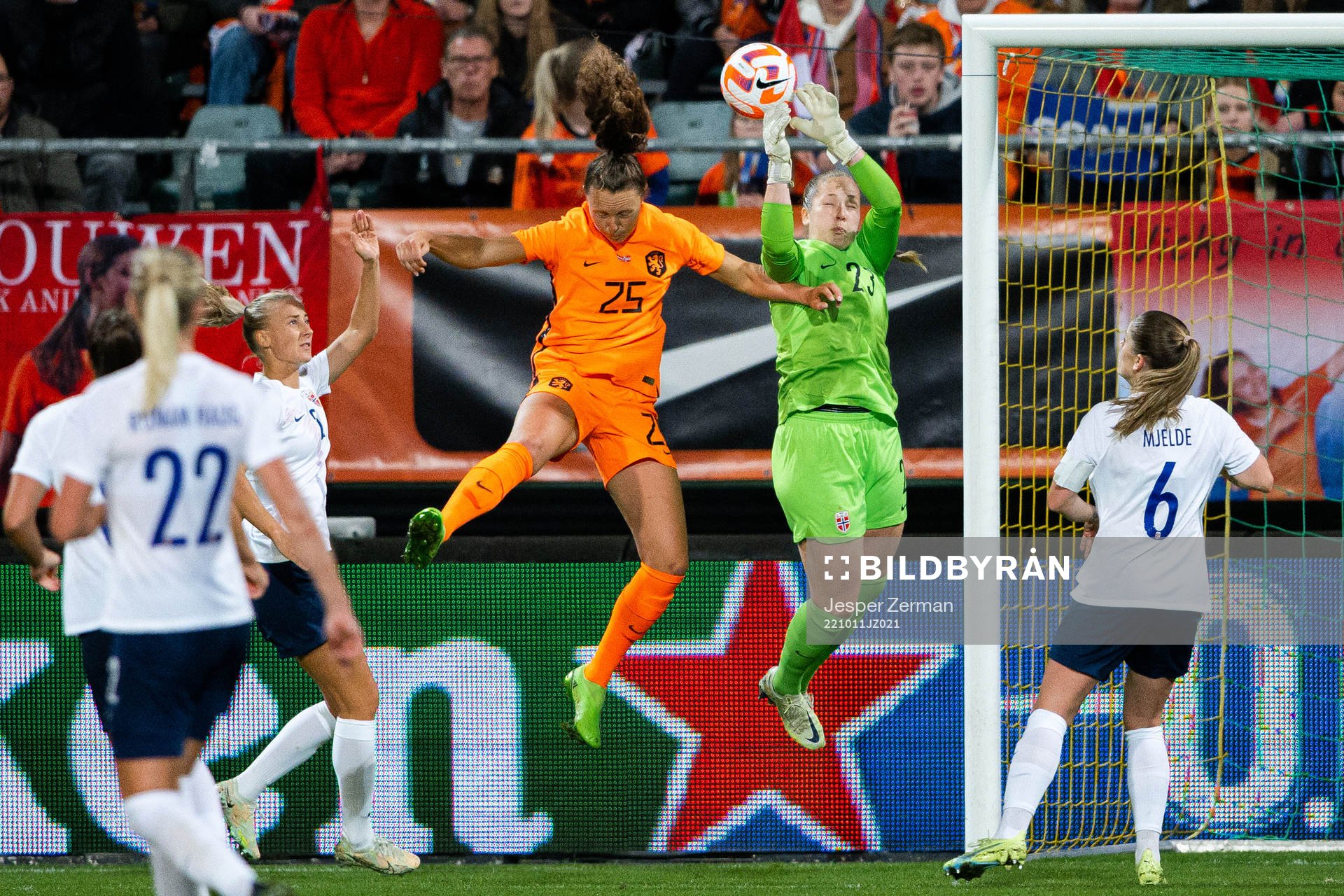 Fenna Kalma of Netherlands and goalkeeper Aurora Mikalsen