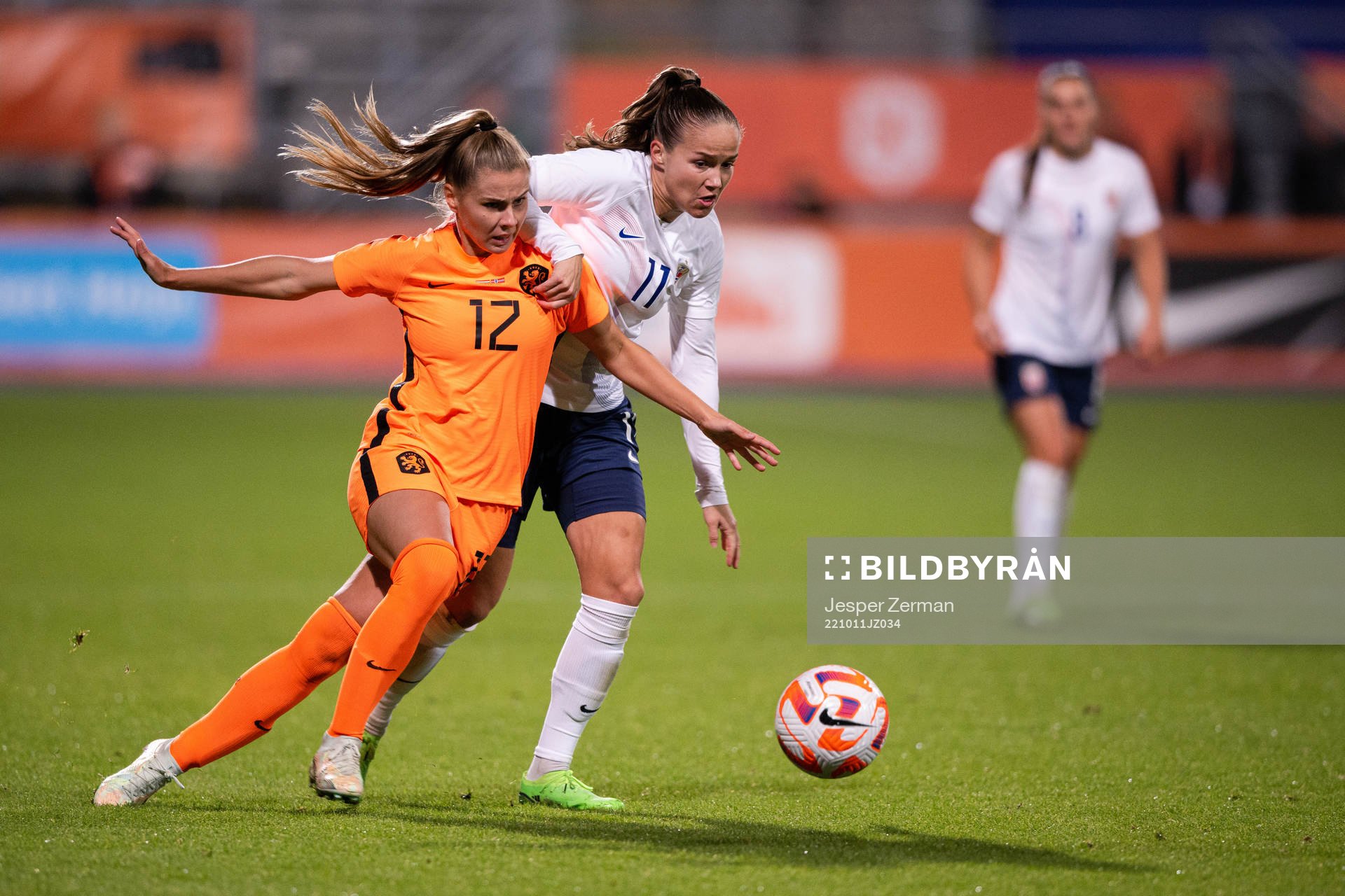 Victoria Pelova of Netherlands and Guro Reiten of Norway during the women's international friendly football match between Netherlands and Norway on October 11, 2022 in Den Haag. 