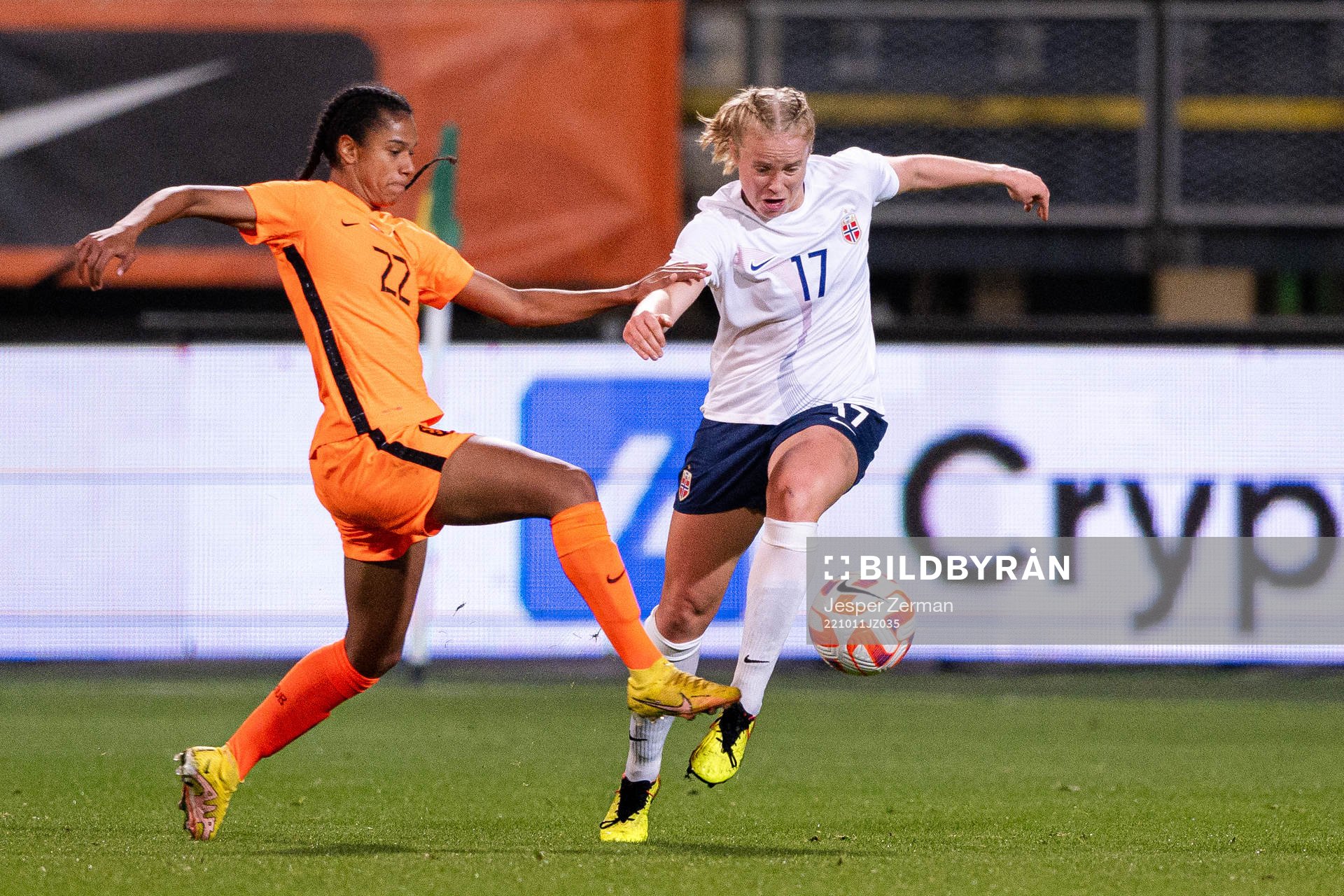 Esmee Brugts of Netherlands and Julie Blakstad of Norway during the women's international friendly football match between Netherlands and Norway on October 11, 2022 in Den Haag.
