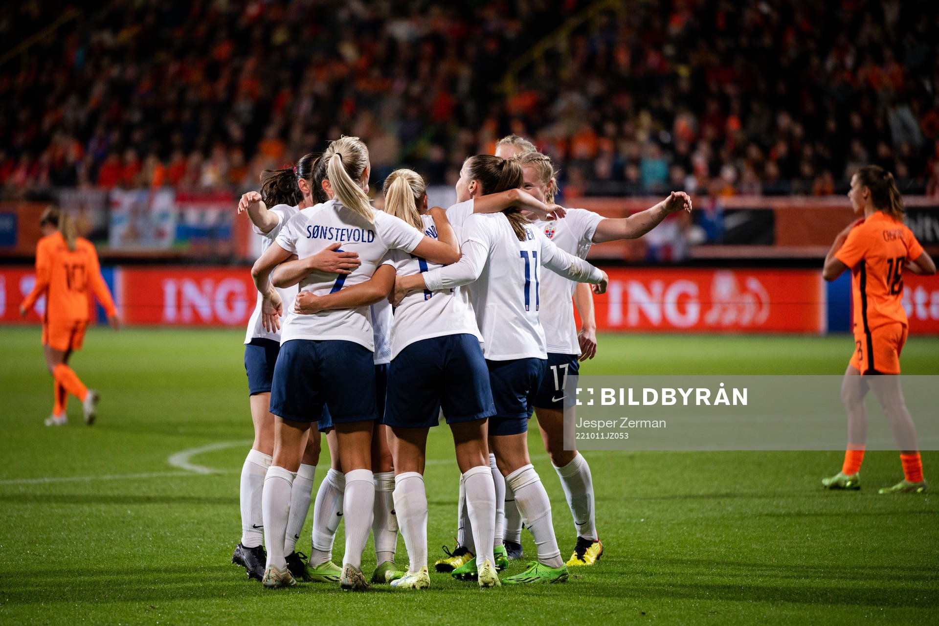 Players of Norway celebrate the 0-2 goal during the women's international friendly football match between Netherlands and Norway on October 11, 2022 in Den Haag.