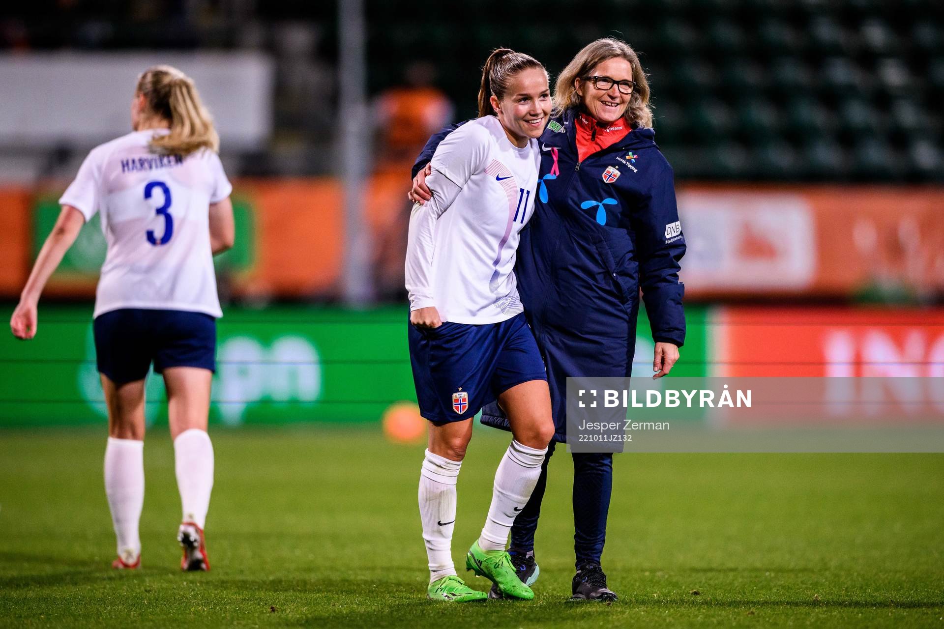 Guro Reiten and Head coach Hege Riise of Norway
