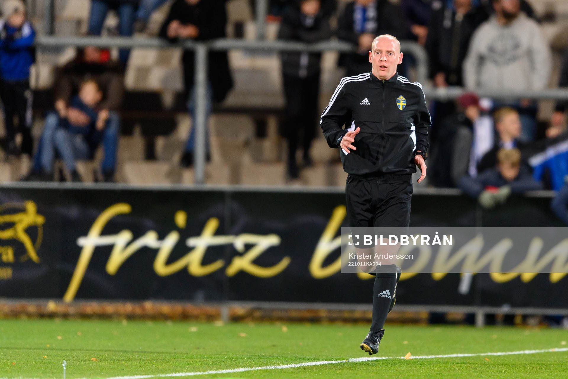 Domare Per Melin före fotbollsmatchen i Superettan mellan