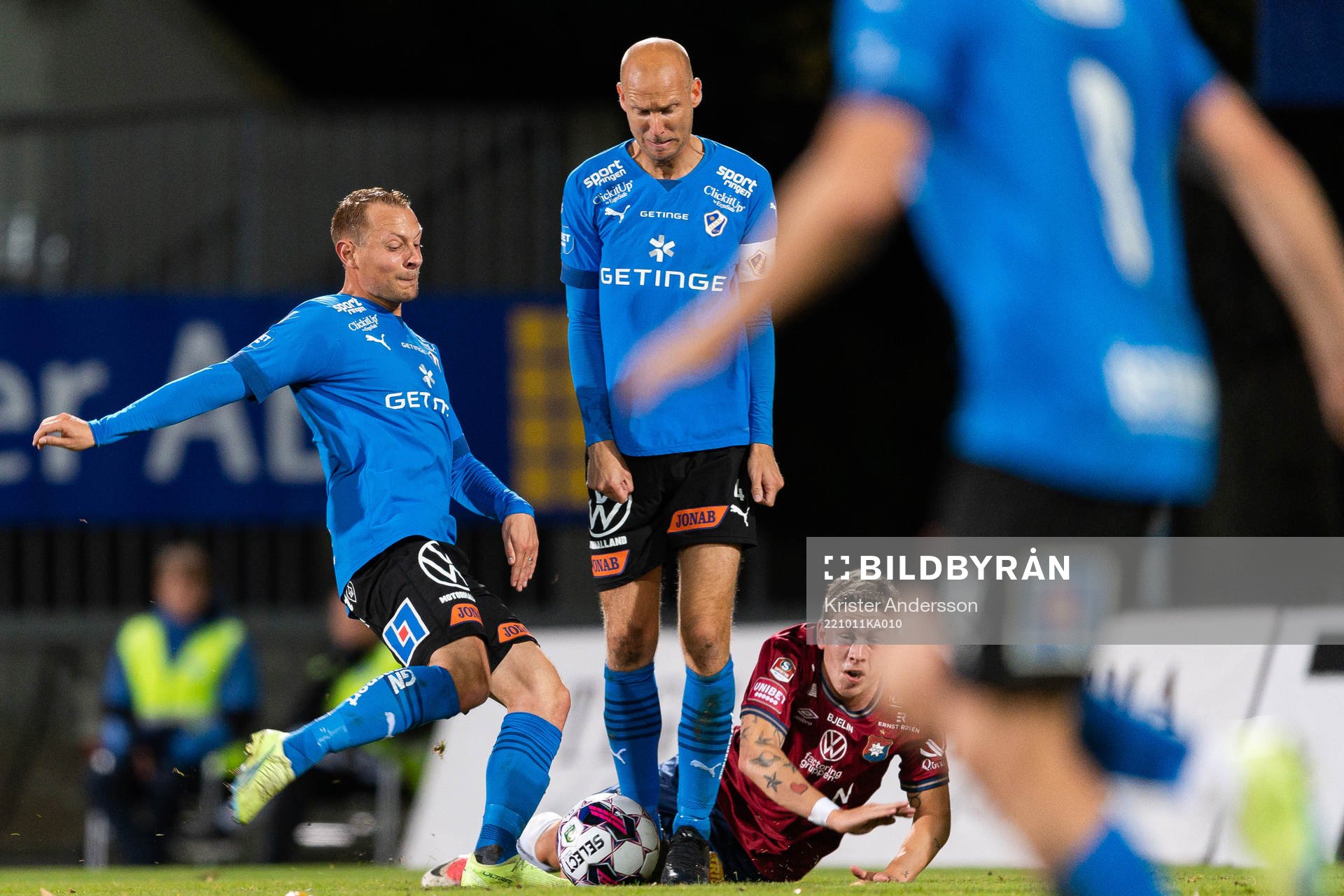 Halmstads Joel Allansson med en målchans under fotbollsmatchen i Superettan mellan Halmstad och Örgryte den 11 oktober 2022 i Halmstad. 