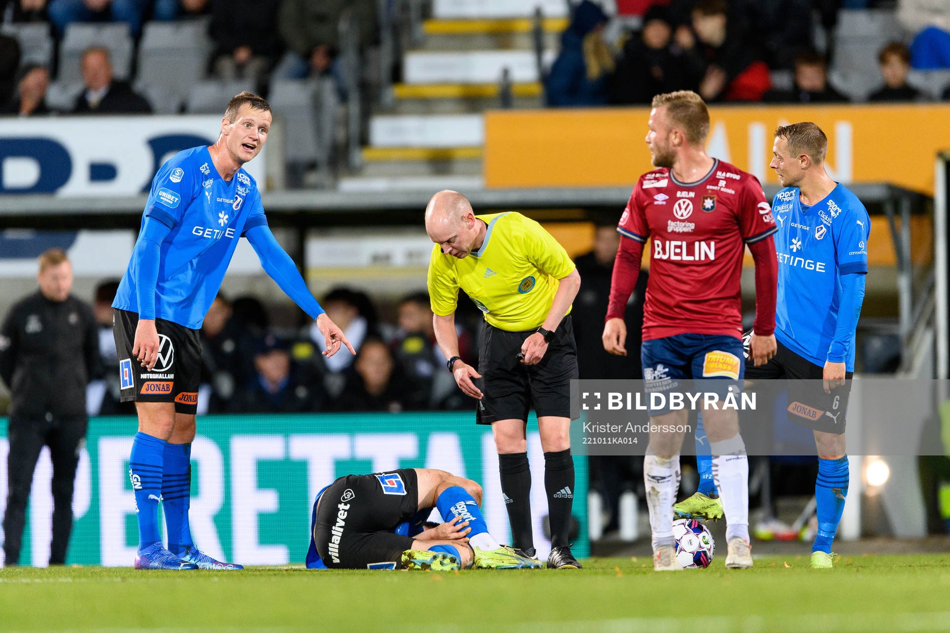 Halmstads Jonathan Svedberg har ont under fotbollsmatchen i Superettan mellan Halmstad och Örgryte den 11 oktober 2022 i Halmstad. 