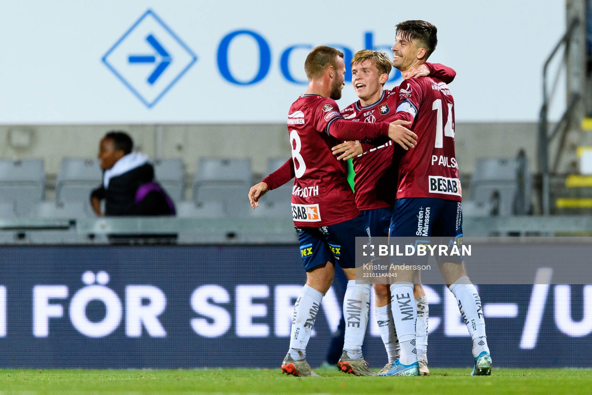 Örgrytes Isak Dahlqvist jublar efter 2-2 med Isak Dahlqvist och Daniel Paulson under fotbollsmatchen i Superettan mellan Halmstad och Örgryte den 11 oktober 2022 i Halmstad.