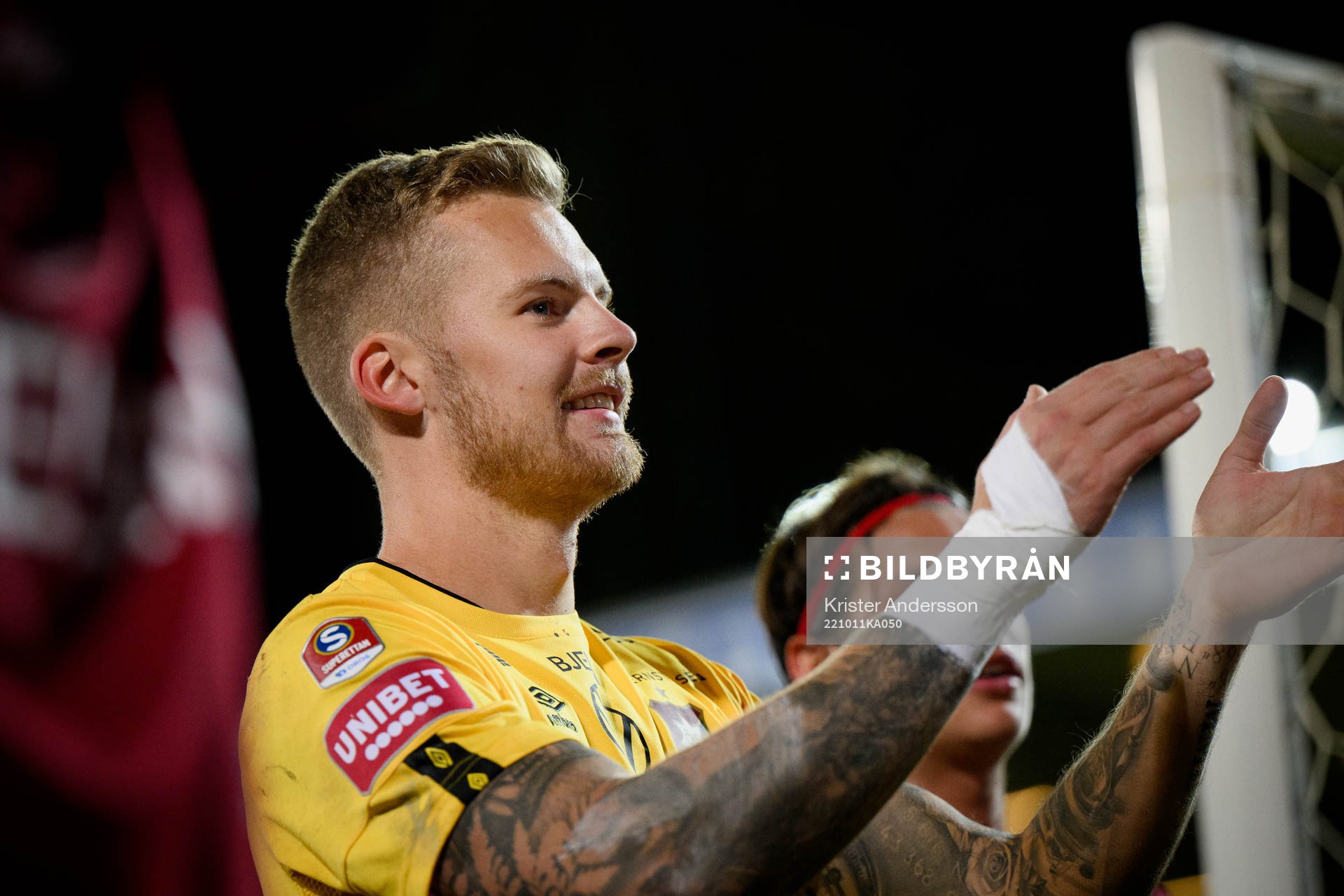 Örgrytes målvakt Robin Wallinder jublar