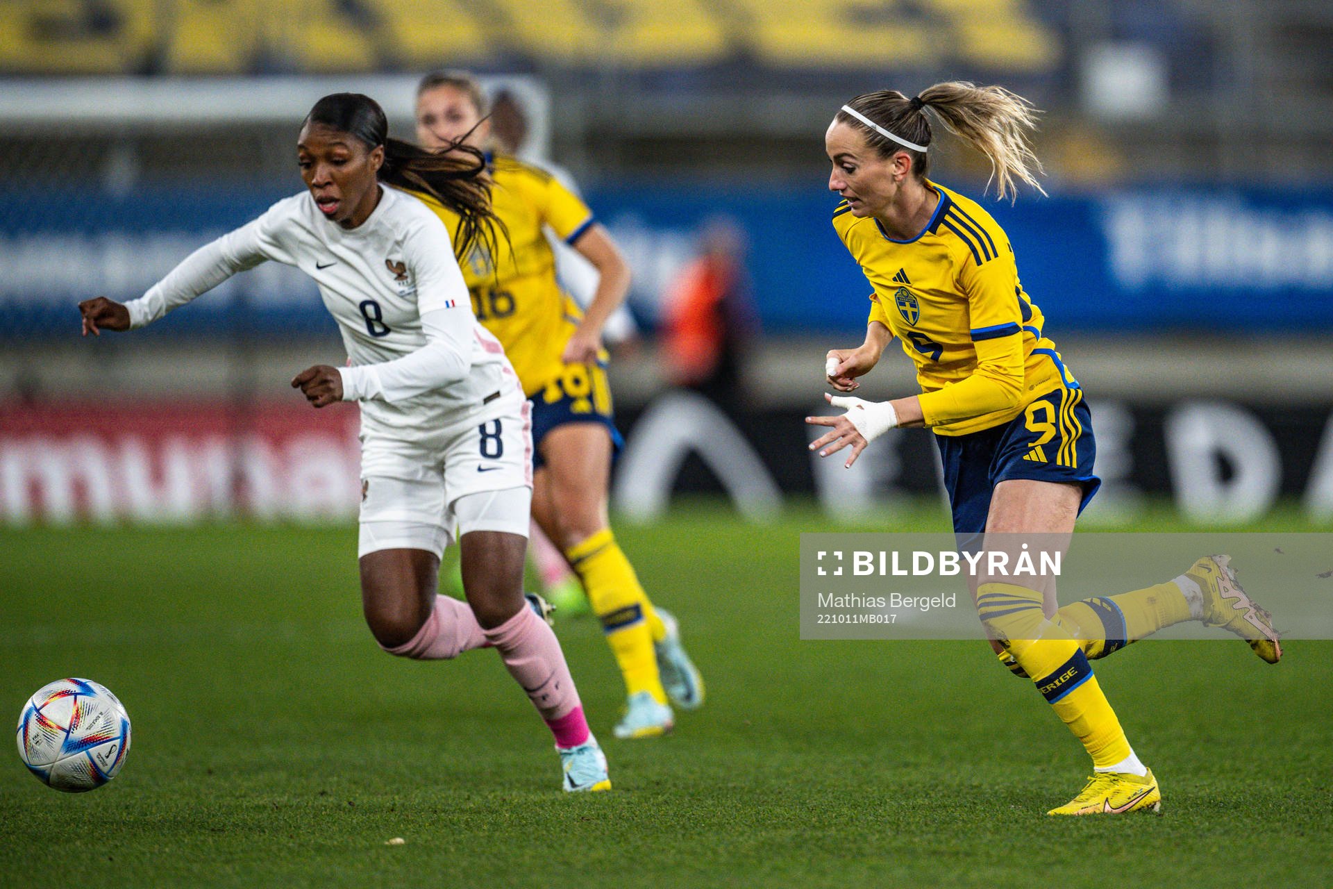 Grace Geyoro of France and Kosovare Asllani of Sweden