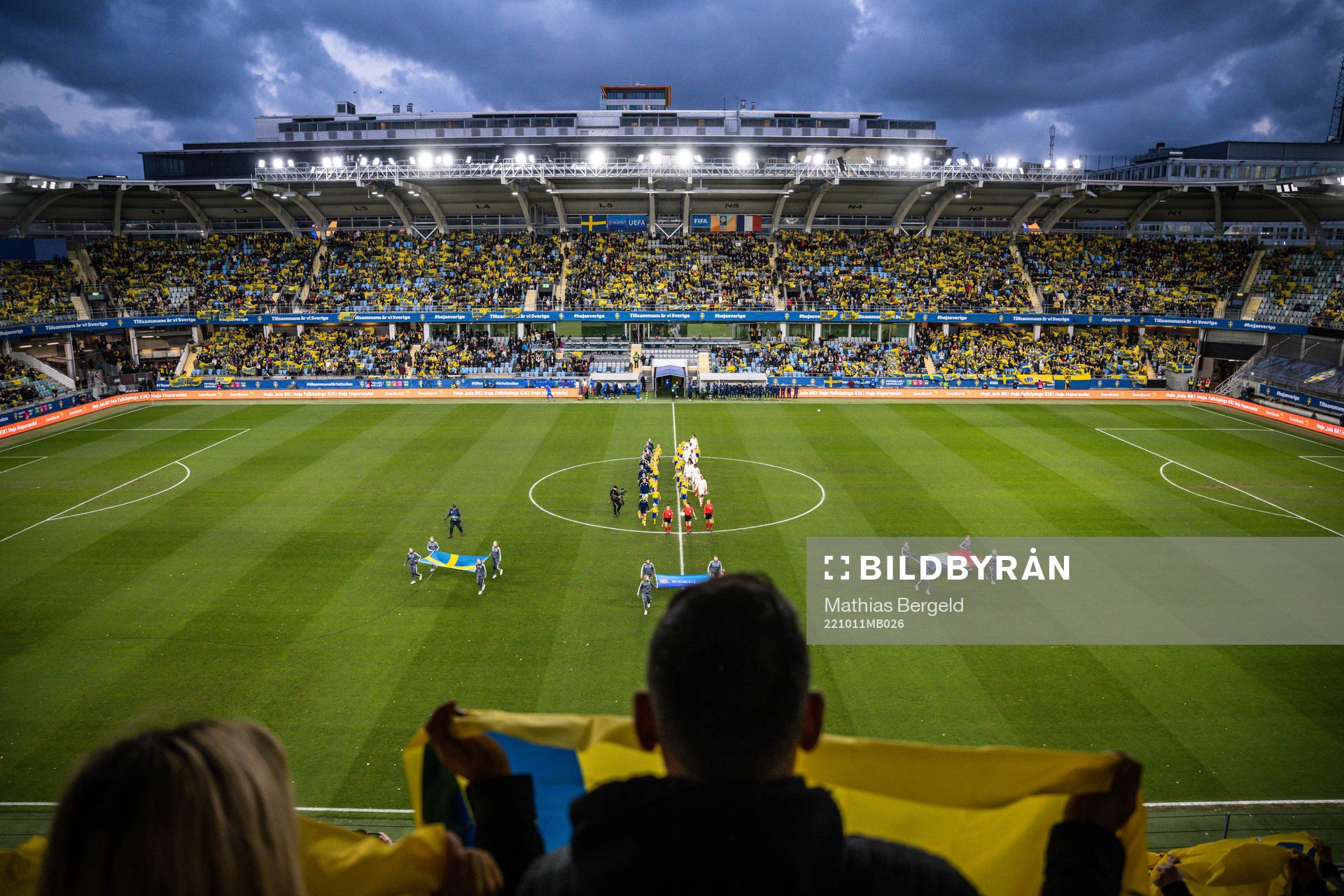 The players enters the pitch
