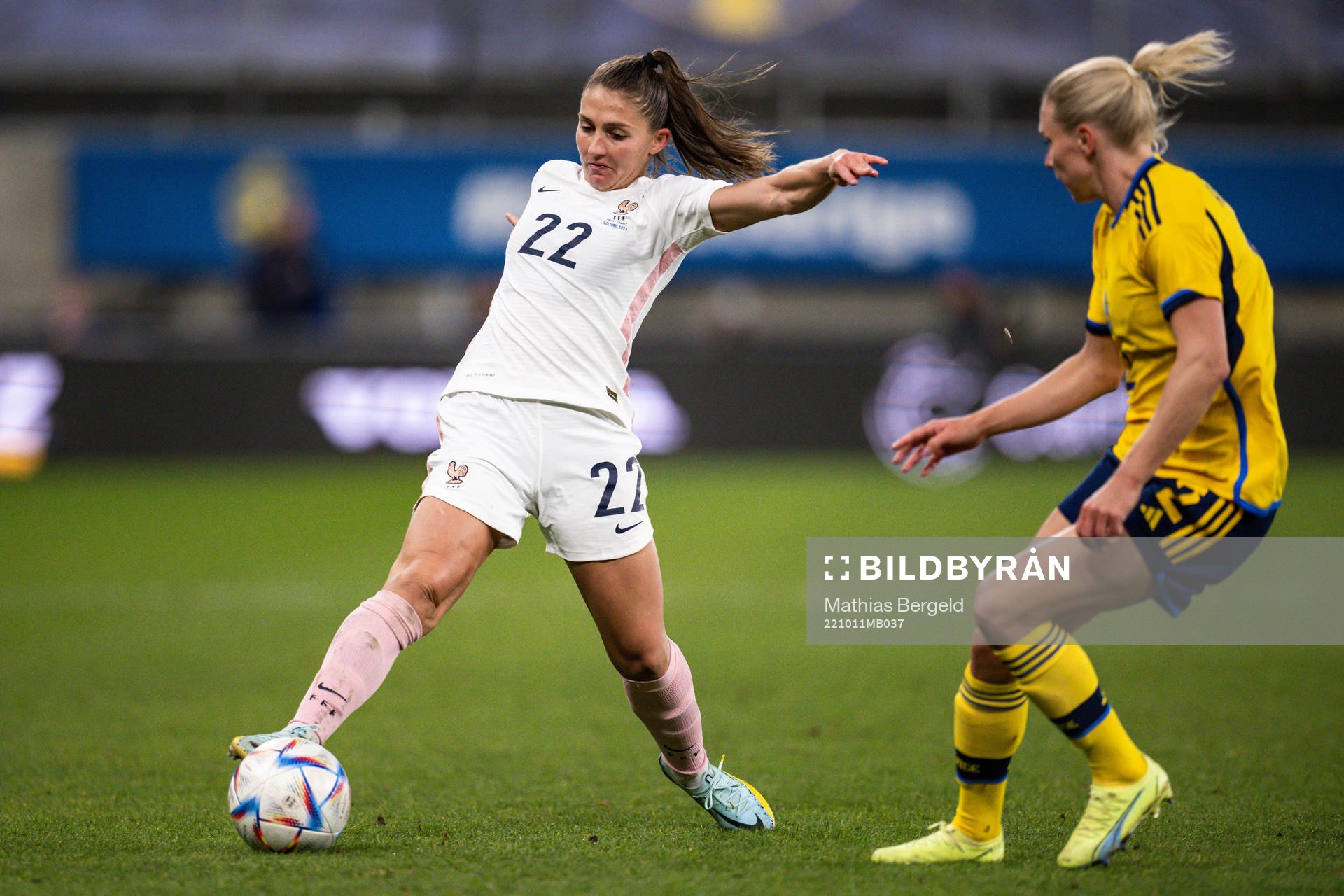 Eve Perisset of France and Jonna Andersson of Sweden