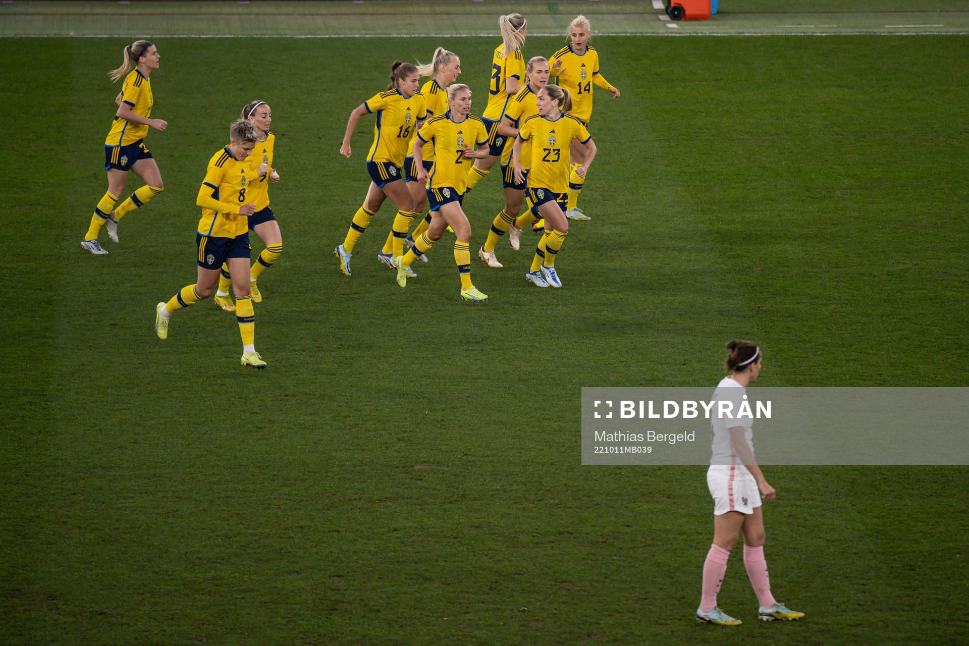 Players of Sweden celebrate with Filippa Angeldahl