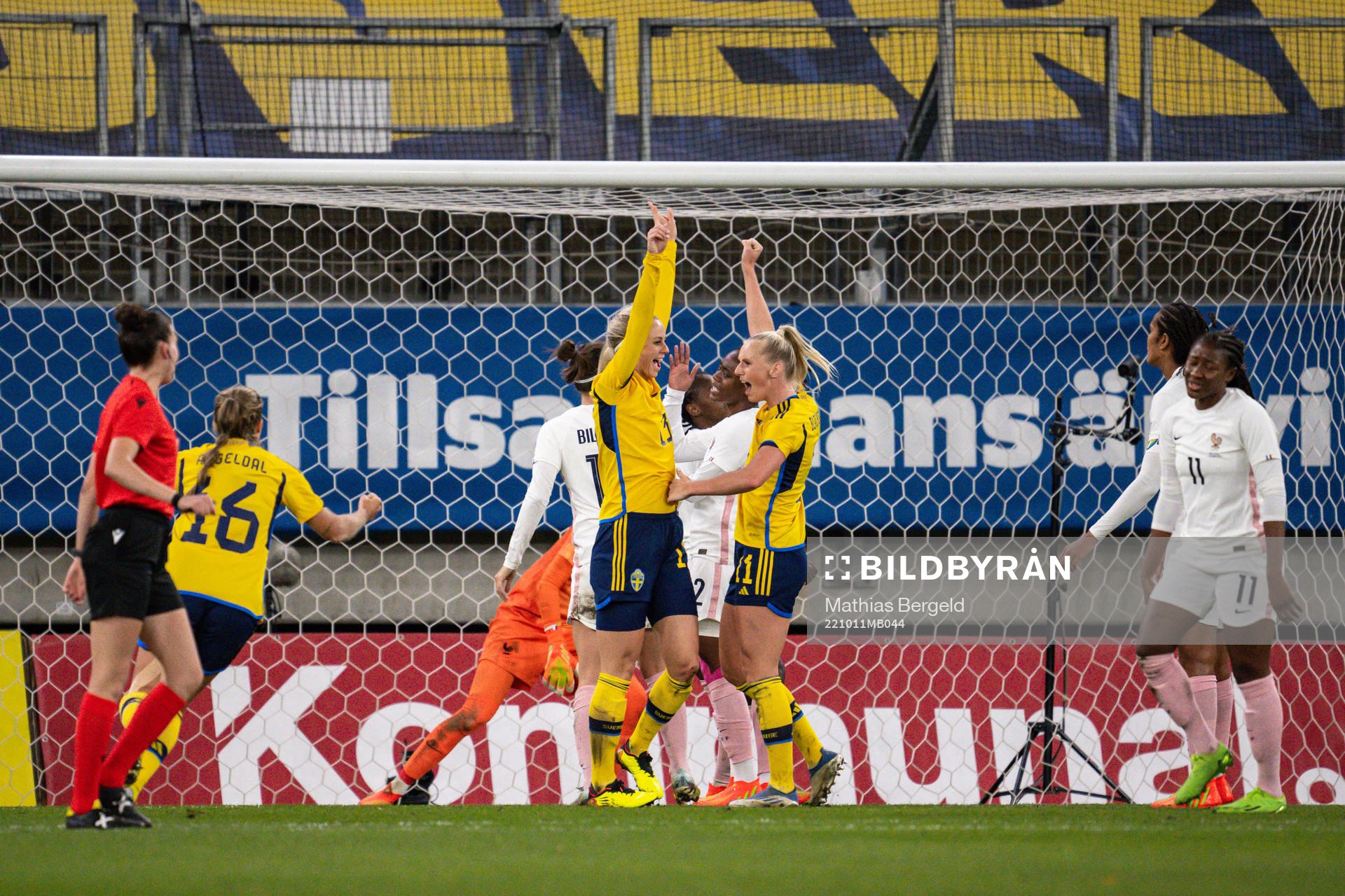 Amanda Ilestedt of Sweden celebrate with teammates