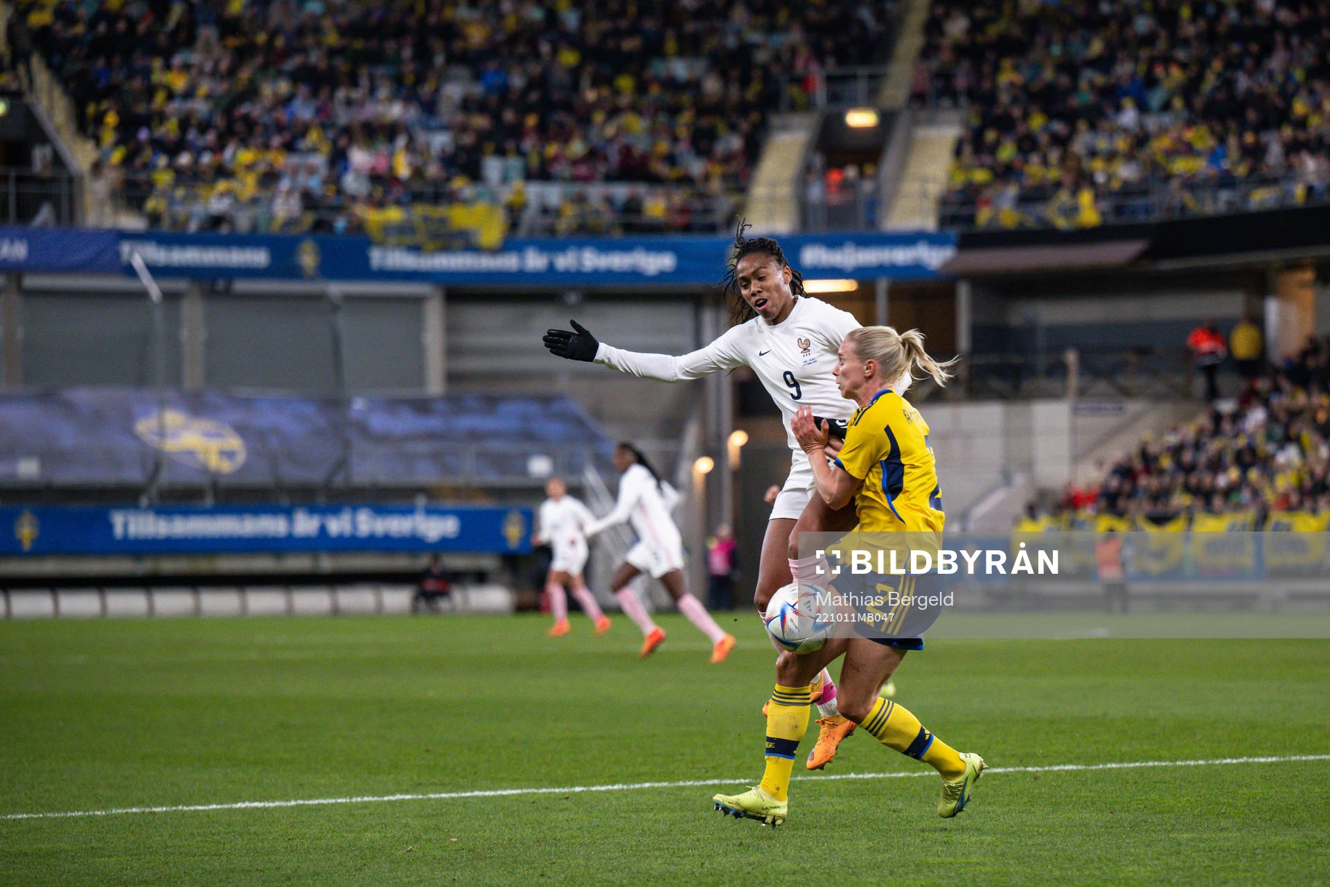 Lindsey Thomas of France and Jonna Andersson of Sweden
