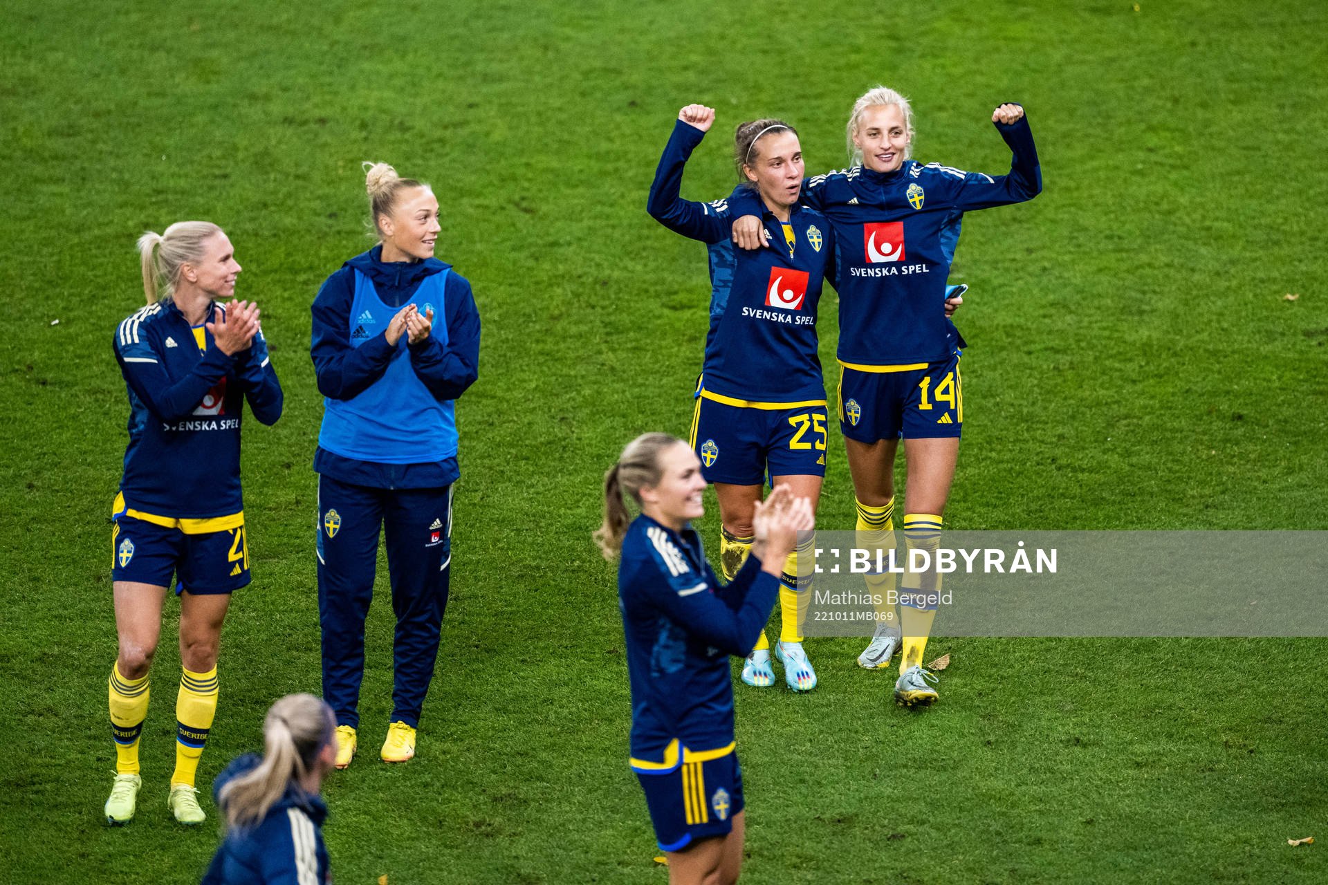 Jonna Andersson, Hanna Bennison, Magdalena Eriksson, Julia Zigiotti Olme and Nathalie Björn of Sweden celebrate after the women's international friendly football match between Sweden and France on October 11, 2022 in Gothenburg.
