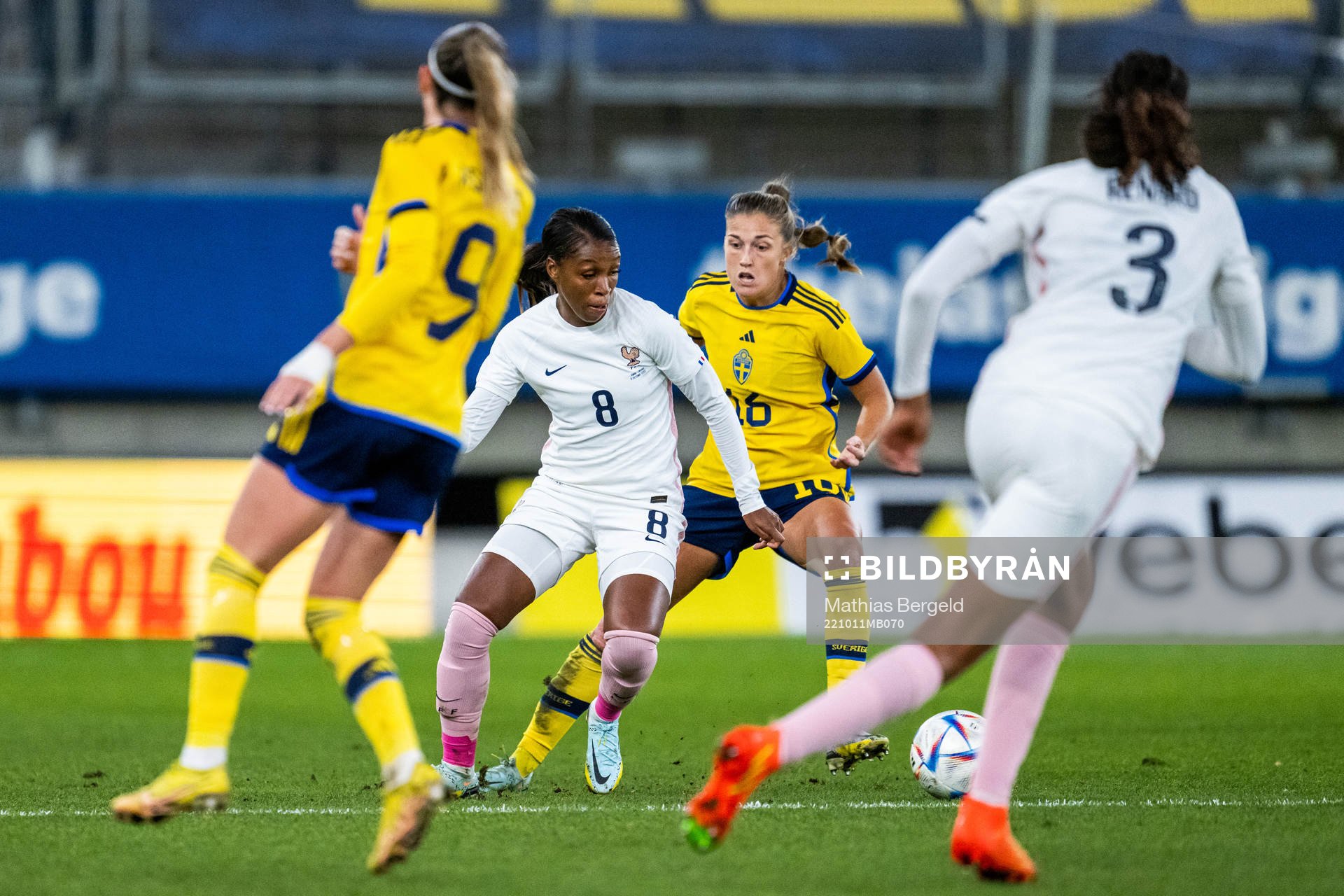 Grace Geyoro of France and Filippa Angeldahl of Sweden
