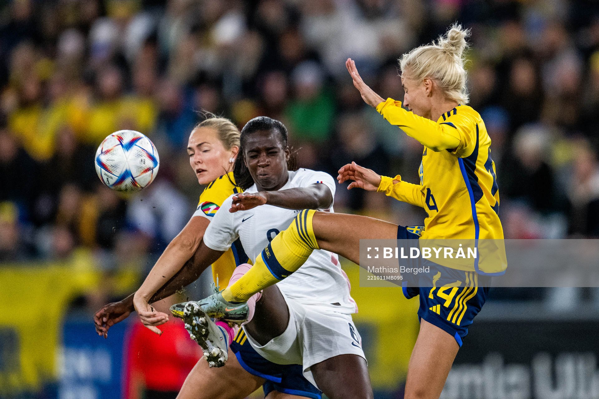 Viviane Asseyi of France and Nathalie Björn of Sweden