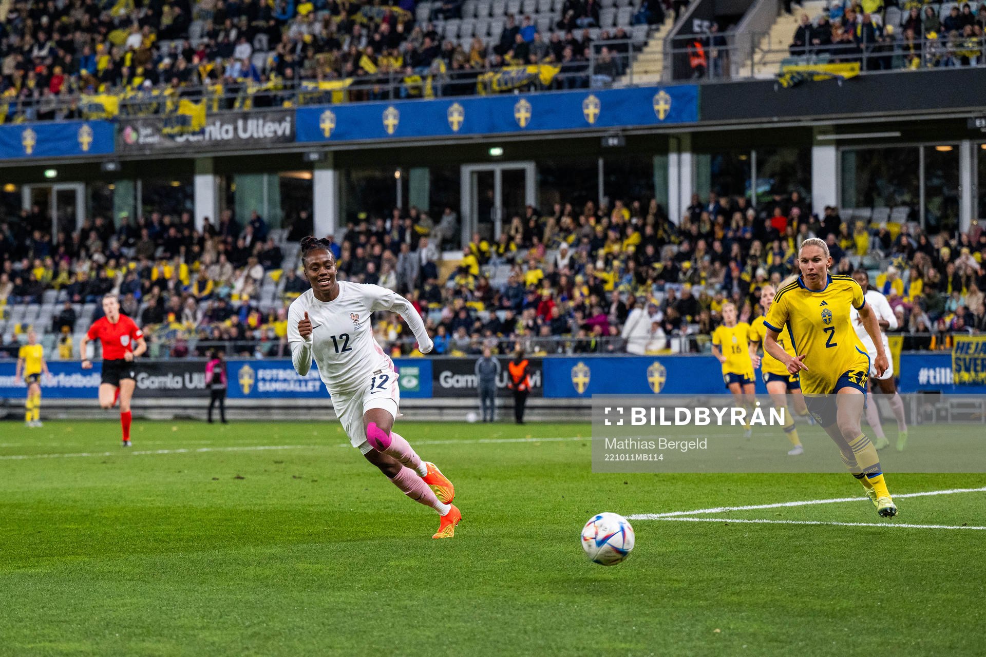 Melvine Malard of France and Jonna Andersson of Sweden