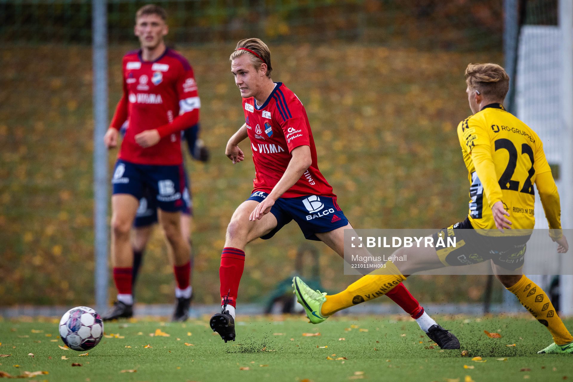 Östers Adam Herdonsson och Elfsborgs Kevin Holmén under fotbollsmatchen i U21 Allsvenskan mellan Östers IF och Elfsborg den 11 oktober 2022 i Växjö.