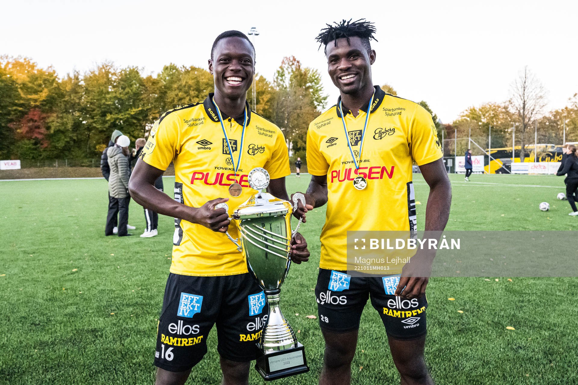 Elfsborgs Timothy Ouma och Youssef Khaled jublar med pokalen