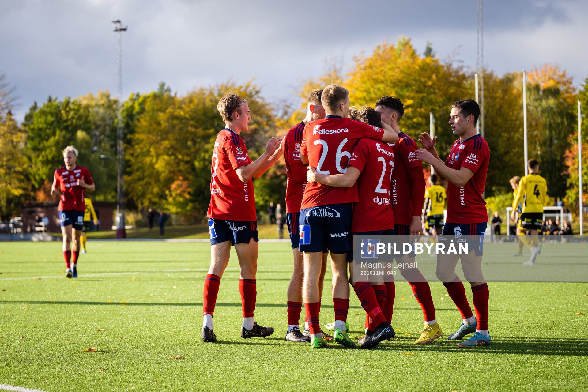 Öster jublar efter André Gustafson gjort mål under fotbollsmatchen i U21 Allsvenskan mellan Östers IF och Elfsborg den 11 oktober 2022 i Växjö.