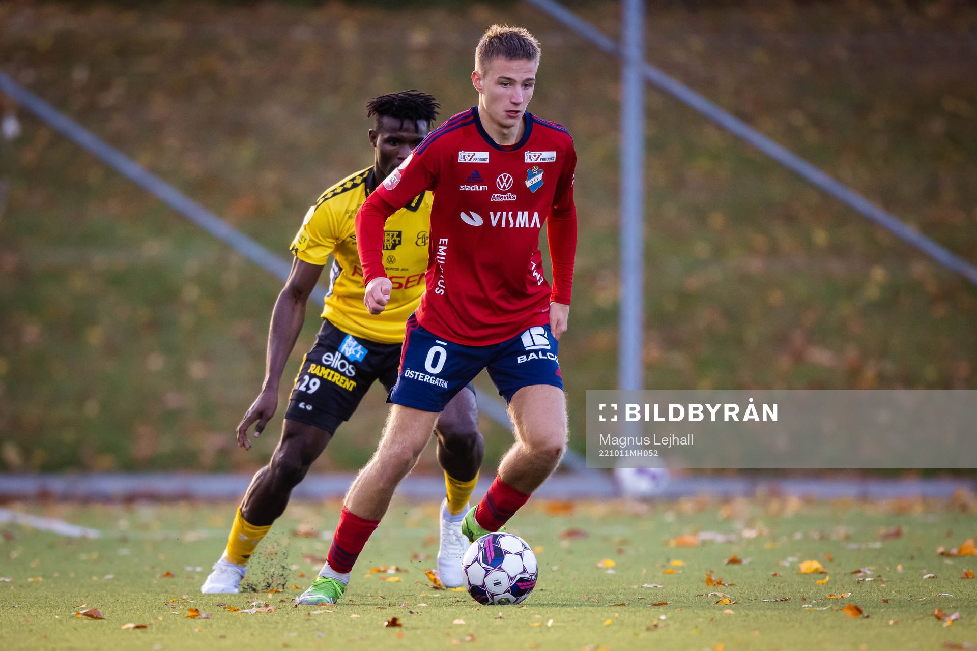 Östers André Gustafson och Elfsborgs Buhari Ibrahim under fotbollsmatchen i U21 Allsvenskan mellan Östers IF och Elfsborg den 11 oktober 2022 i Växjö.