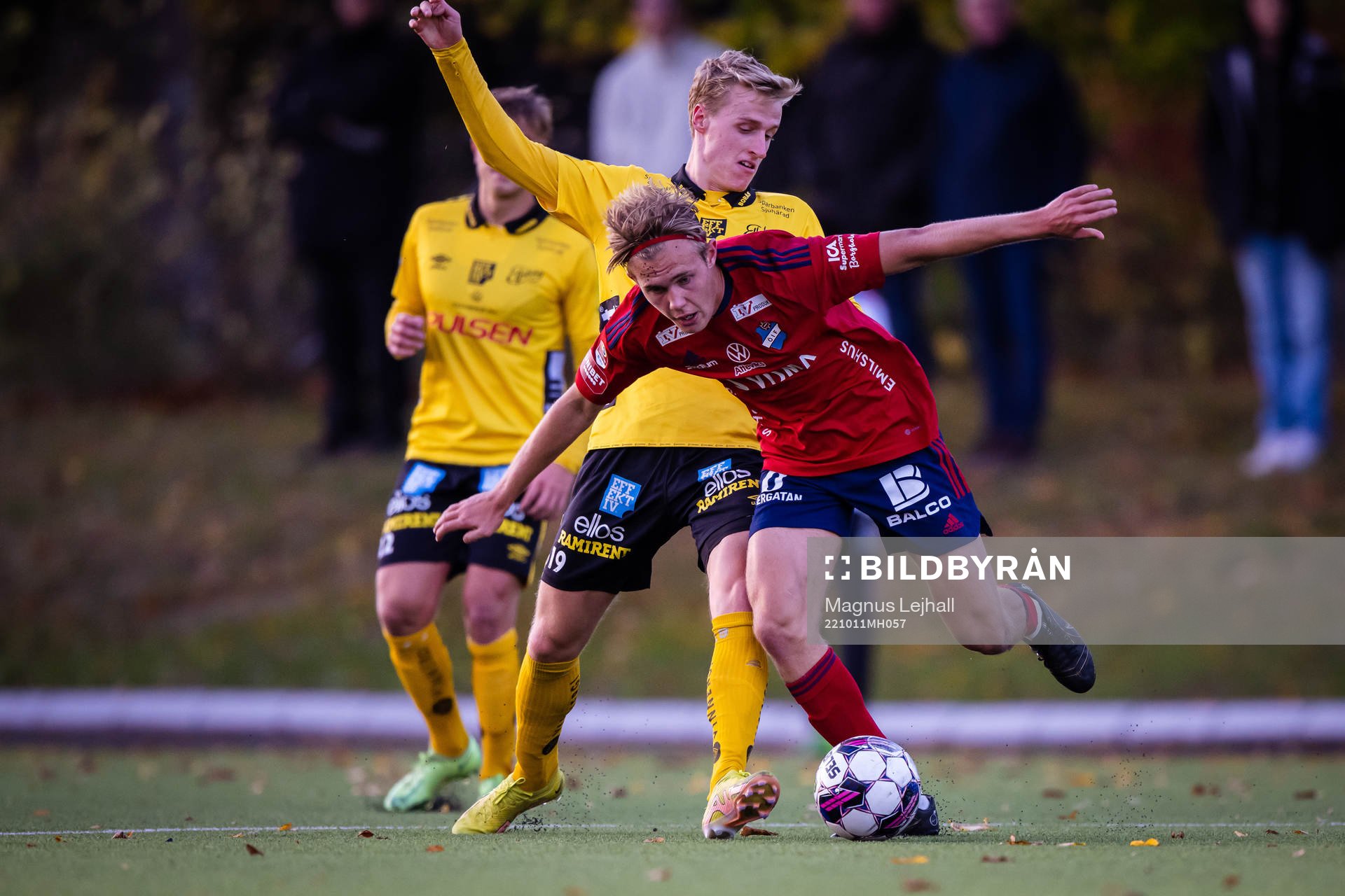 Östers Adam Herdonsson och Elfsborgs Jeppe Møldrup Okkels under fotbollsmatchen i U21 Allsvenskan mellan Östers IF och Elfsborg den 11 oktober 2022 i Växjö.