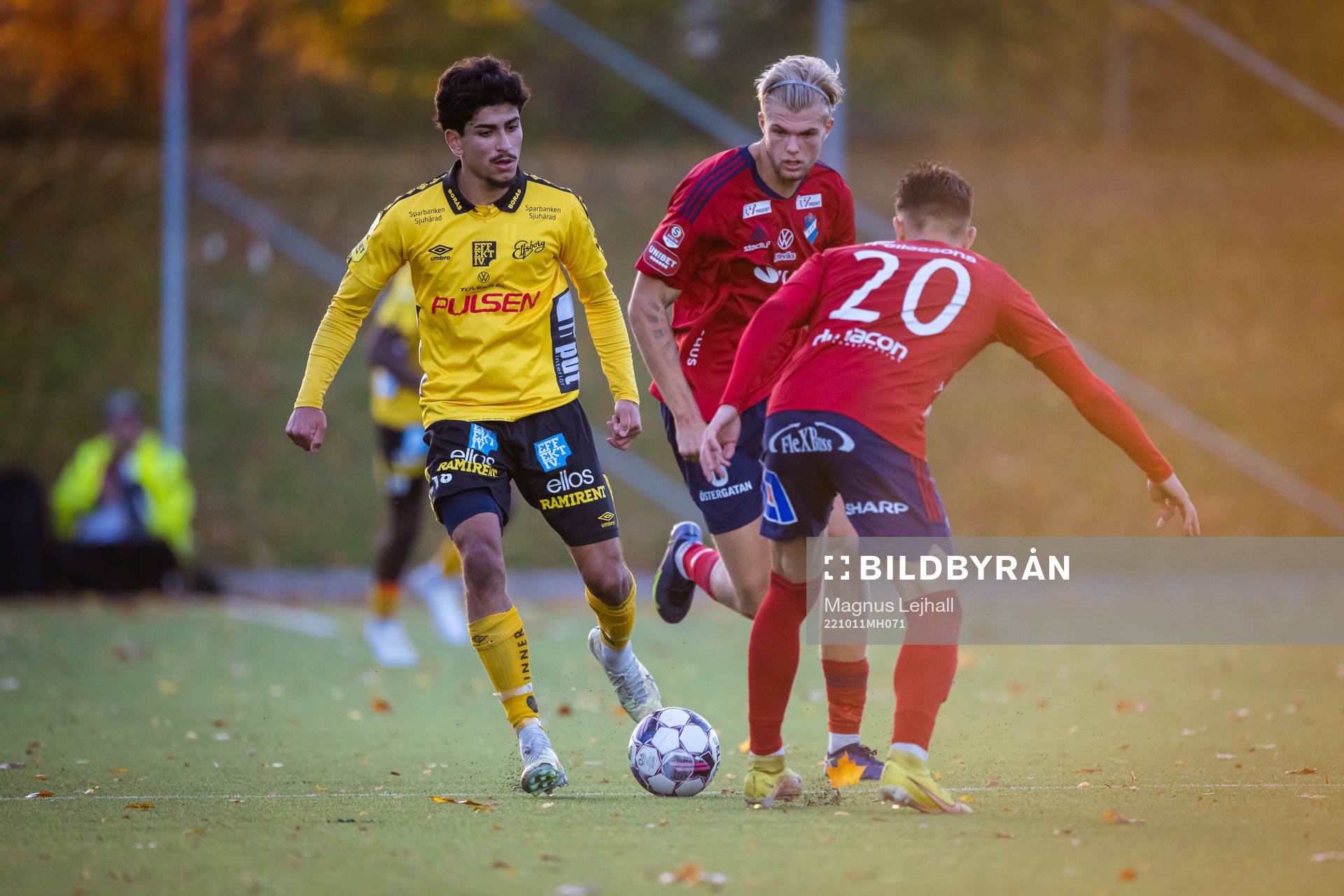 Elfsborgs Ahmed Qasem och Östers Alen Zahirovic under fotbollsmatchen i U21 Allsvenskan mellan Östers IF och Elfsborg den 11 oktober 2022 i Växjö.