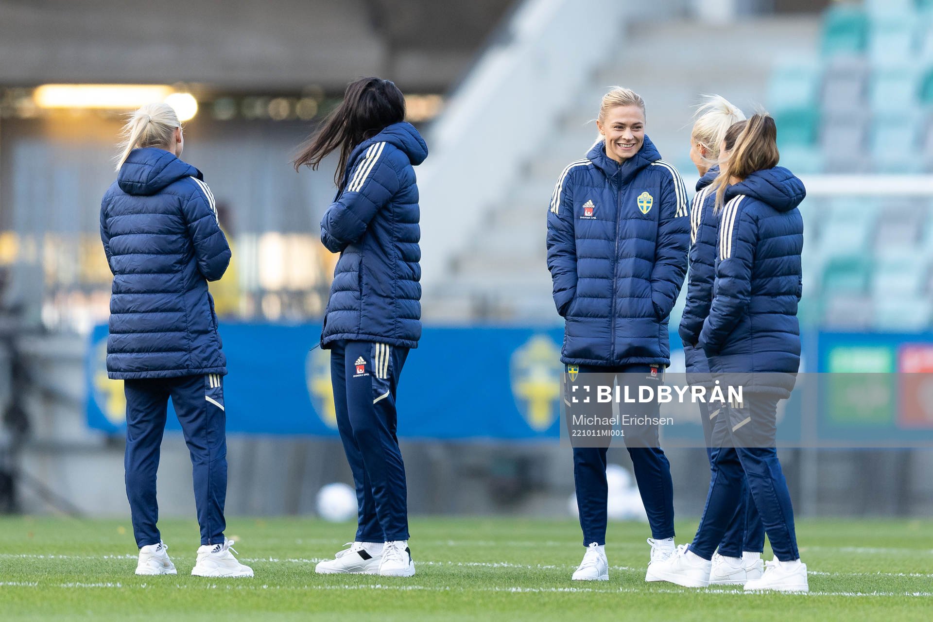 Fridolina Rolfö and team mates