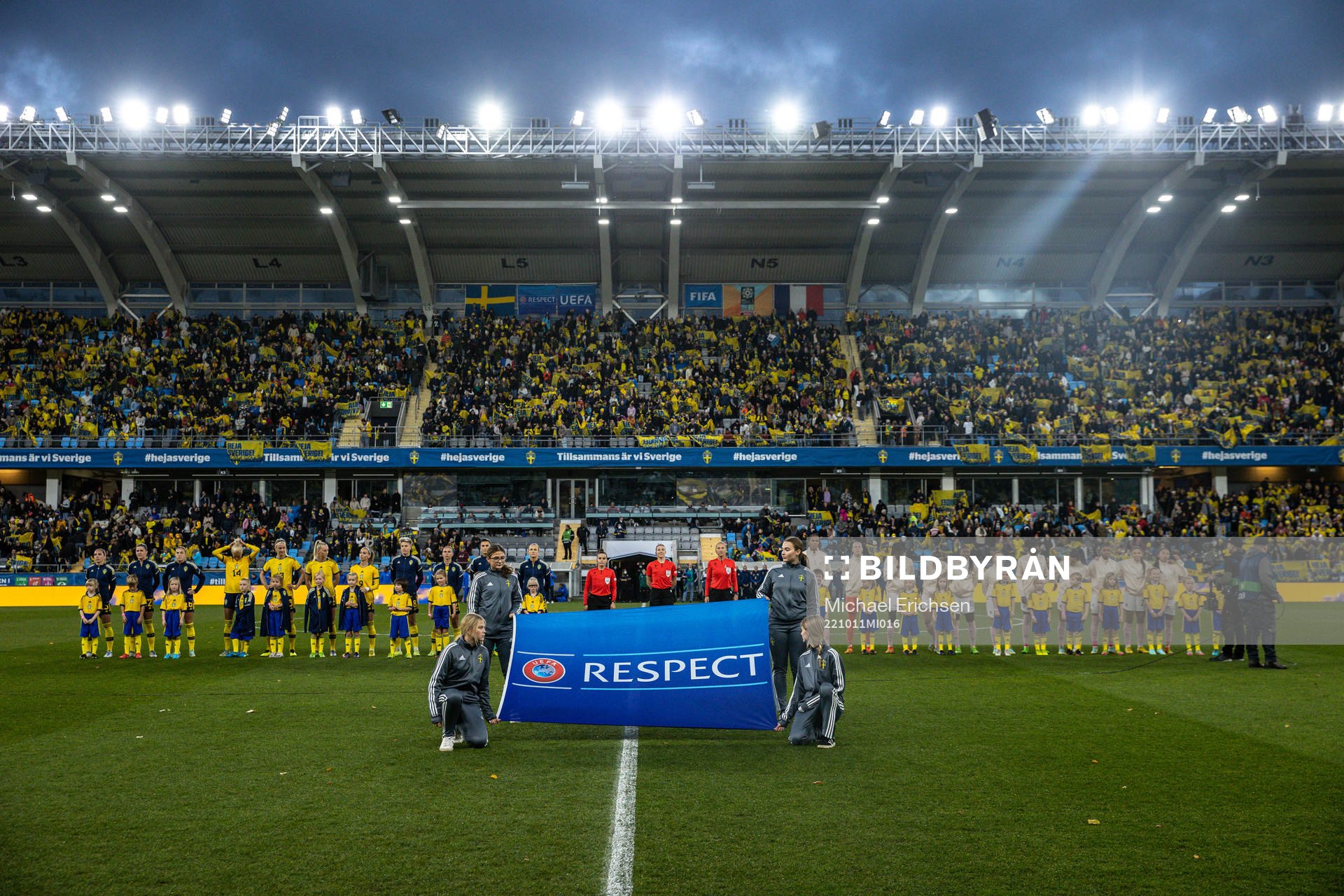 The players at line up